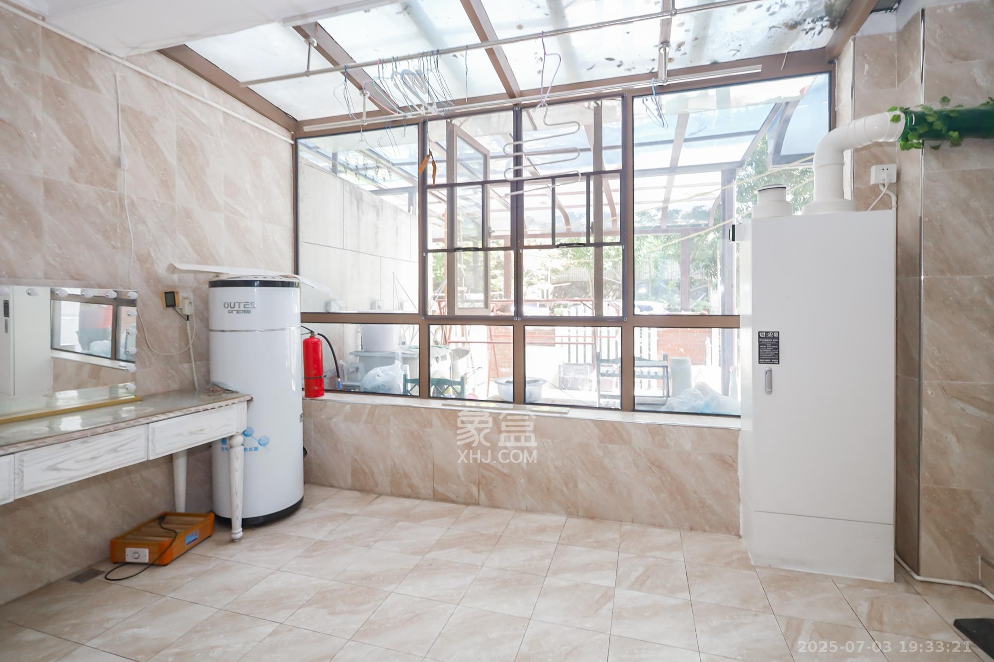 世茂铂翠湾二期 3室2厅2卫 288.0万 世茂铂翠湾二期 3室2厅2卫 288.0万阳台