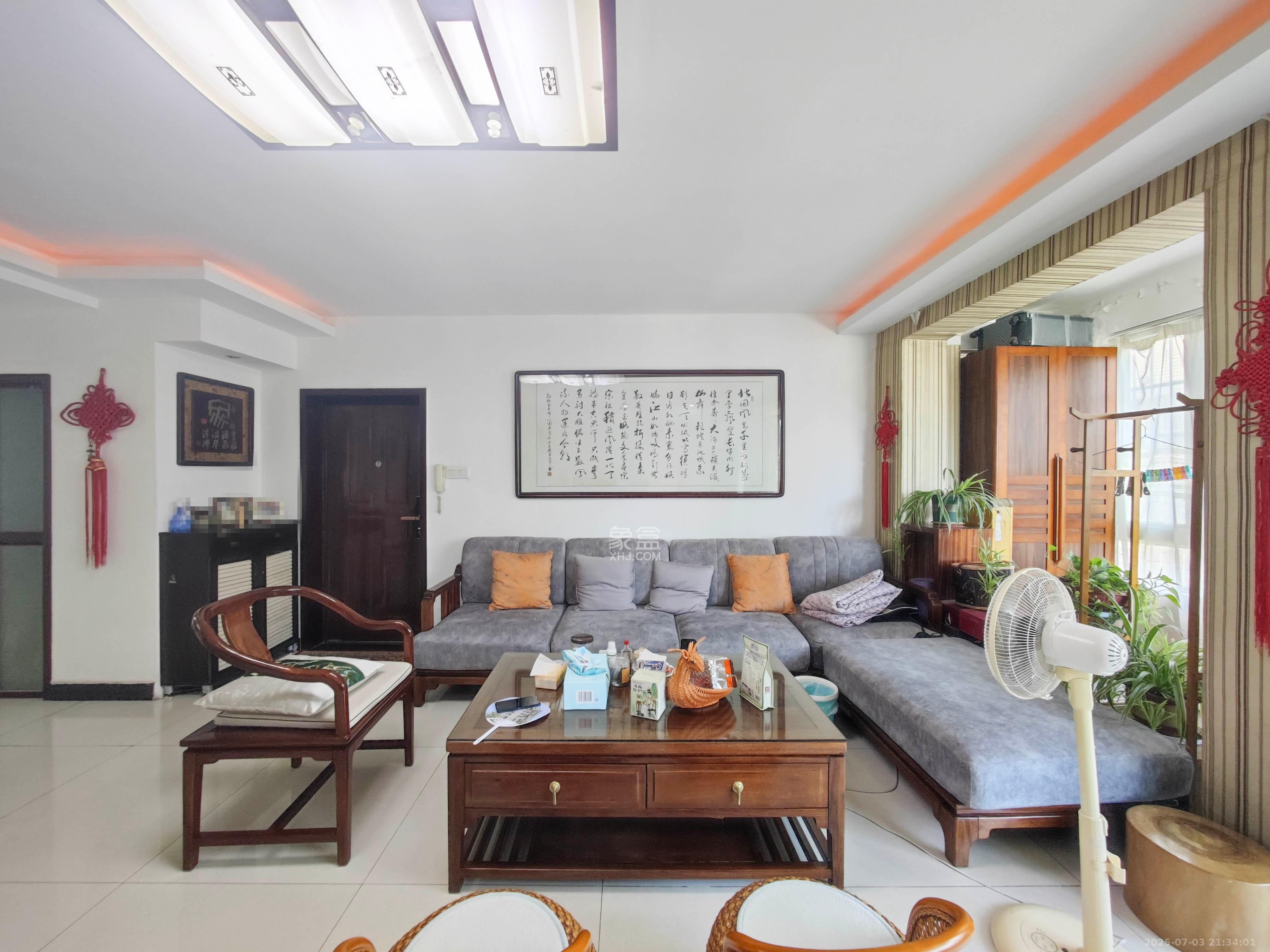 山水庭院 3室2厅2卫 75.8万 山水庭院 3室2厅2卫 75.8万客厅