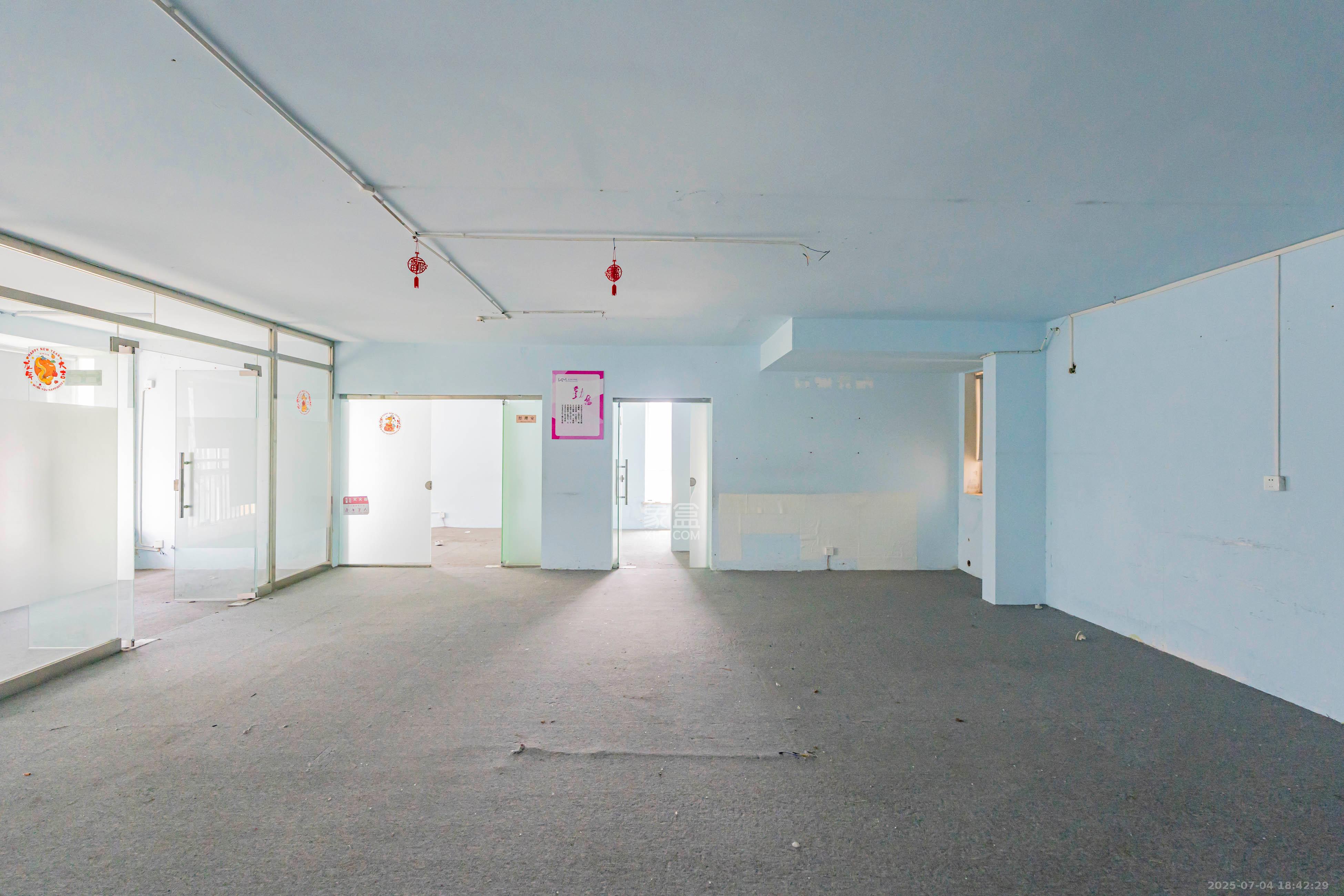 湖南财富中心 4室2厅1卫 82.0万 湖南财富中心 4室2厅1卫 82.0万客厅