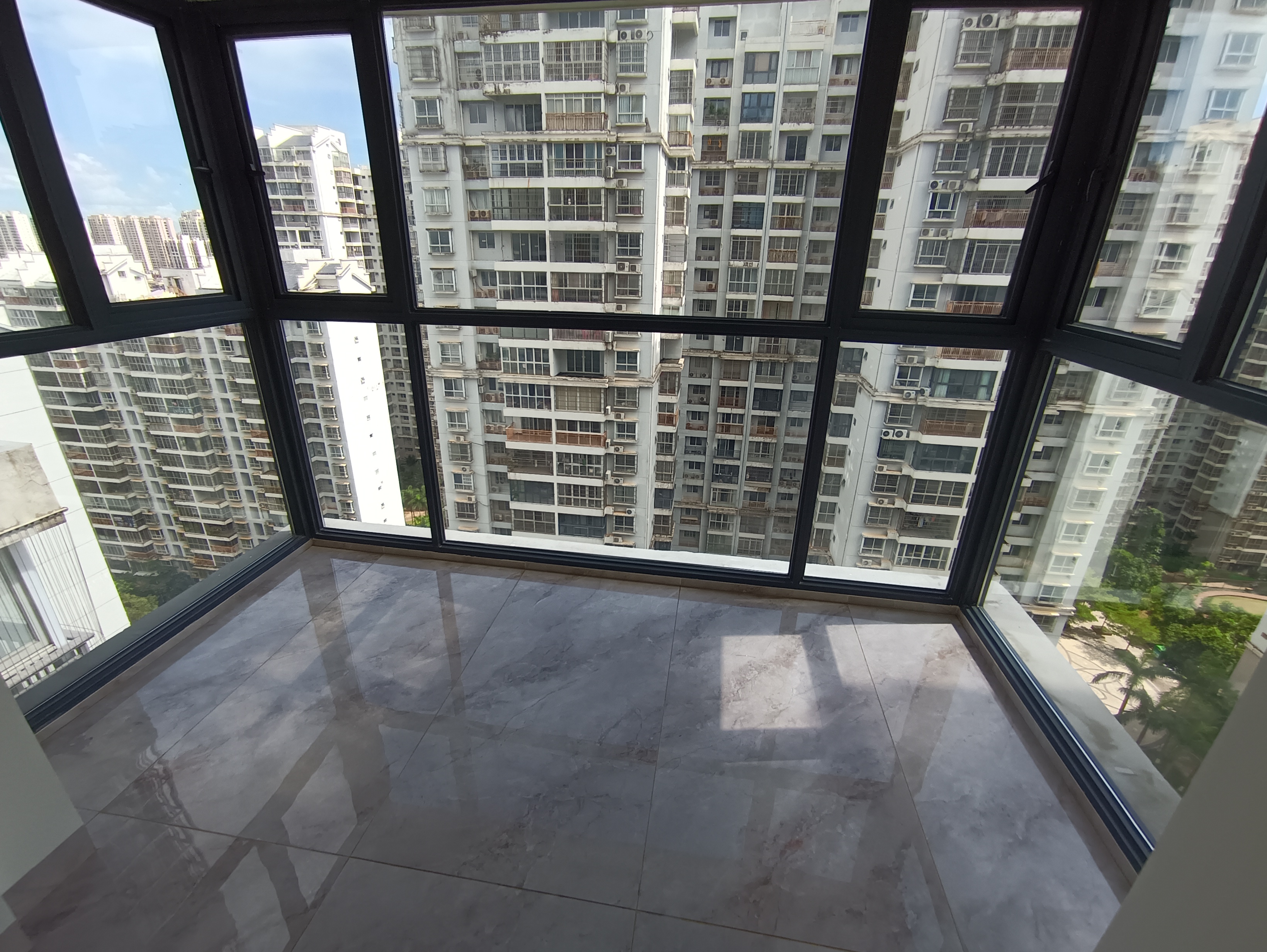 海航城  4室2厅2卫    169.0万客厅