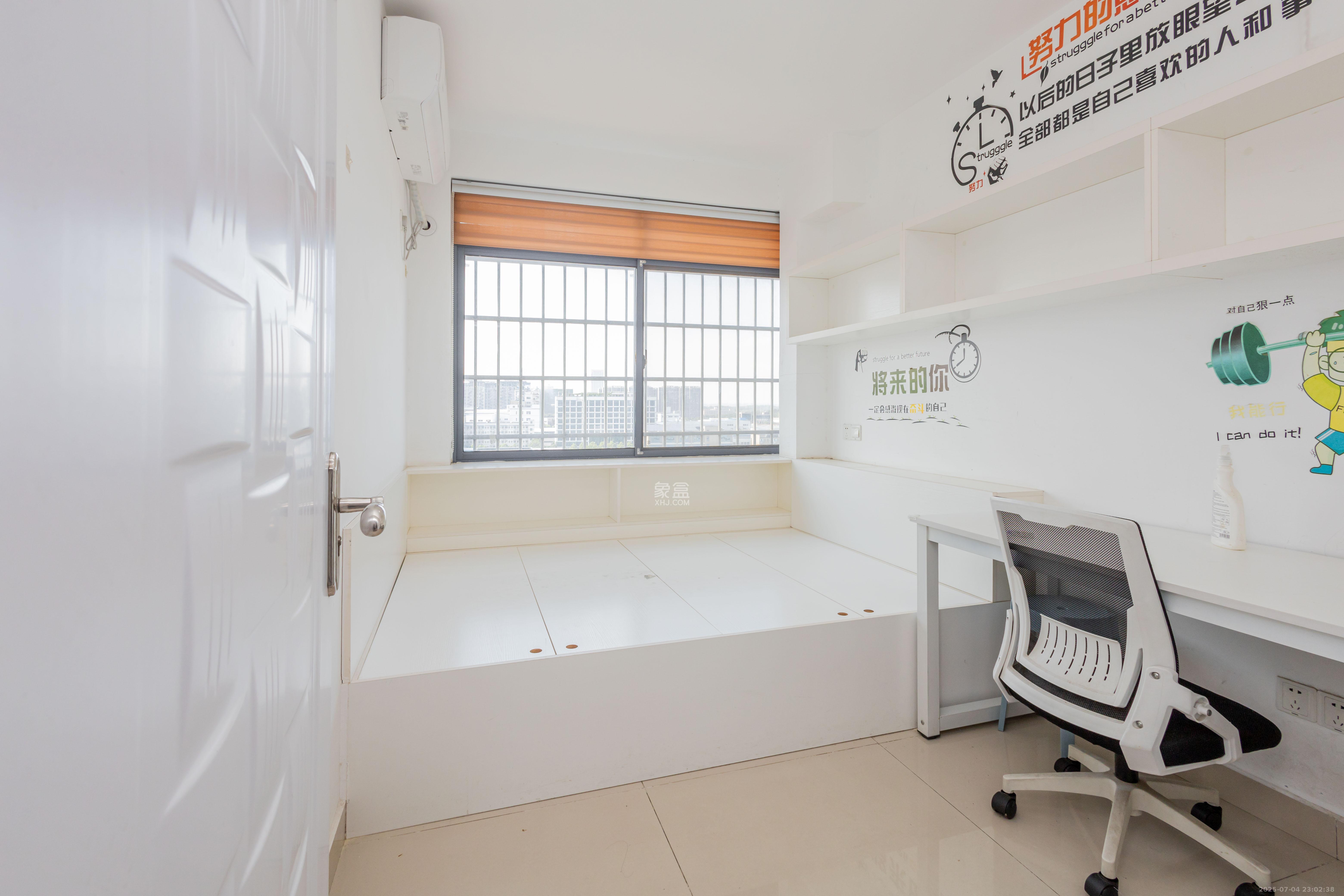 湘楚华庭 3室2厅1卫 56.0万 湘楚华庭 3室2厅1卫 56.0万卧室