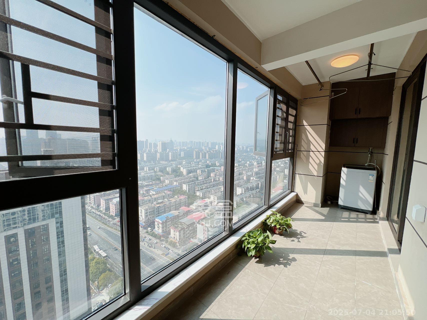 龙湖铂金中心（龙湖春江郦城）  3室2厅2卫   4500.00元/月室内图