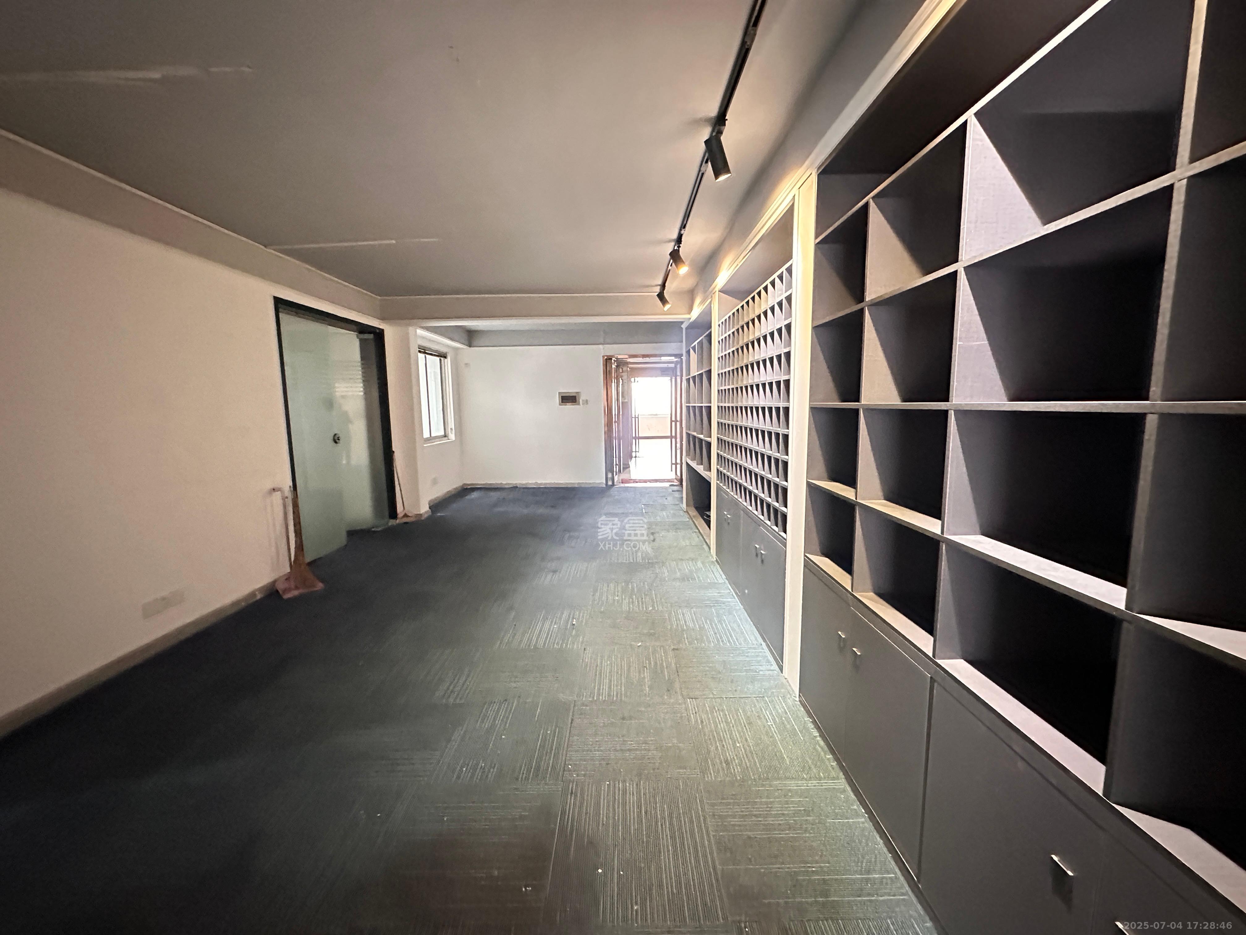 高桥现代商贸城  3室2厅1卫    3800.0元/月 高桥现代商贸城  3室2厅1卫    3800.0元/月室内图