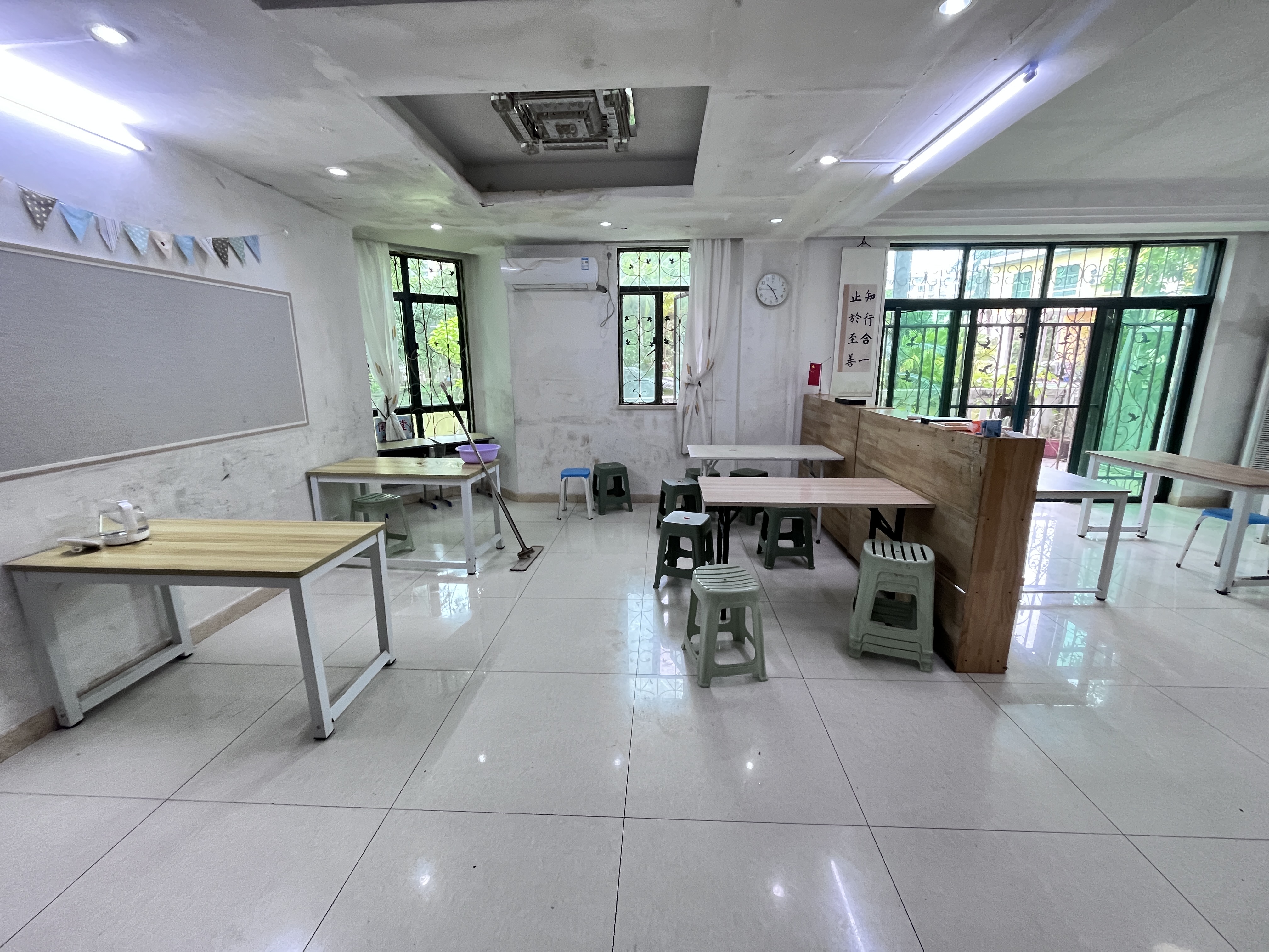 亚洲豪苑北区 3室2厅2卫 236.0万 亚洲豪苑北区 3室2厅2卫 236.0万客厅