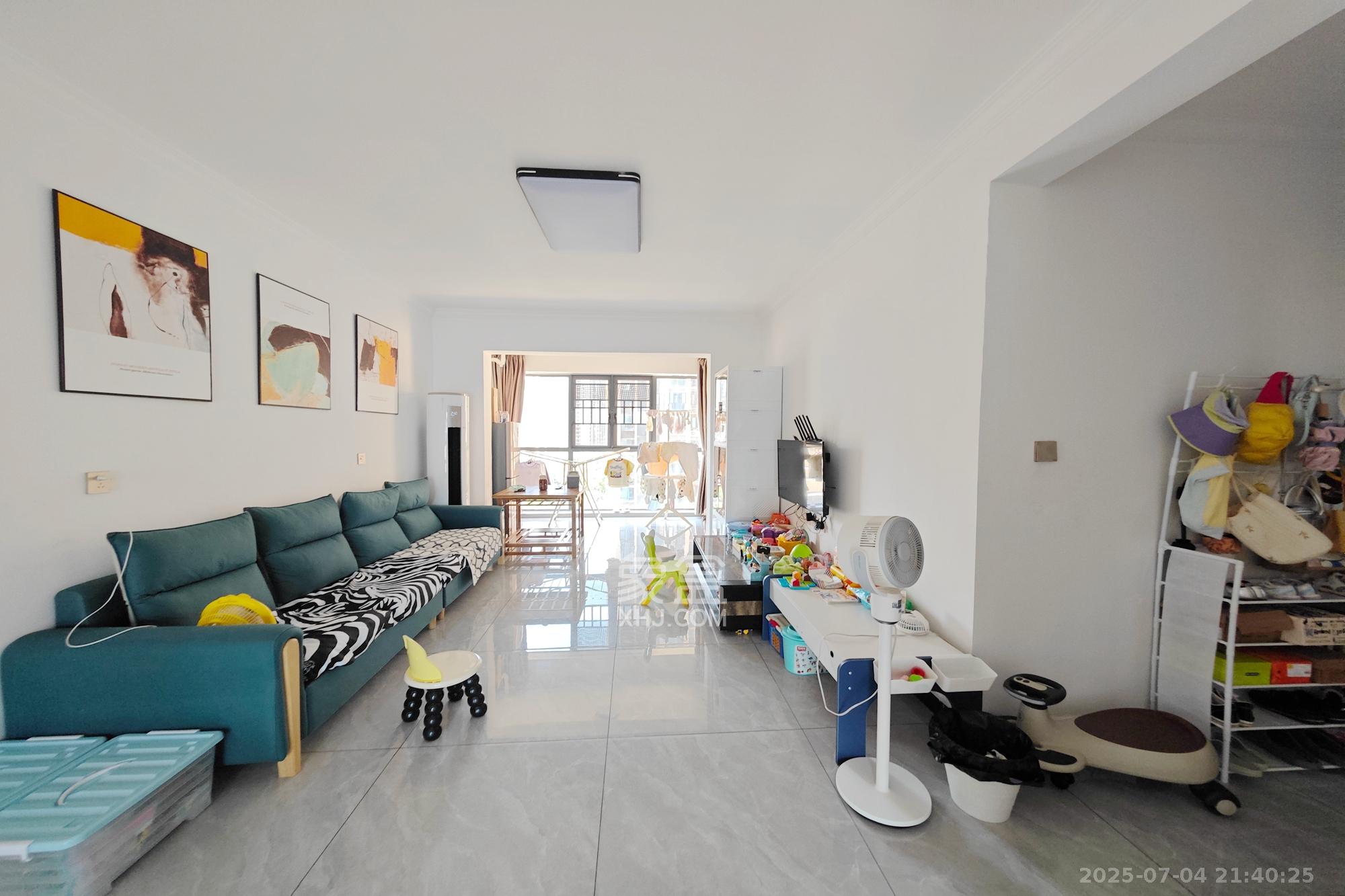 新城新世界四期柏樾  3室2厅2卫    125.8万客厅