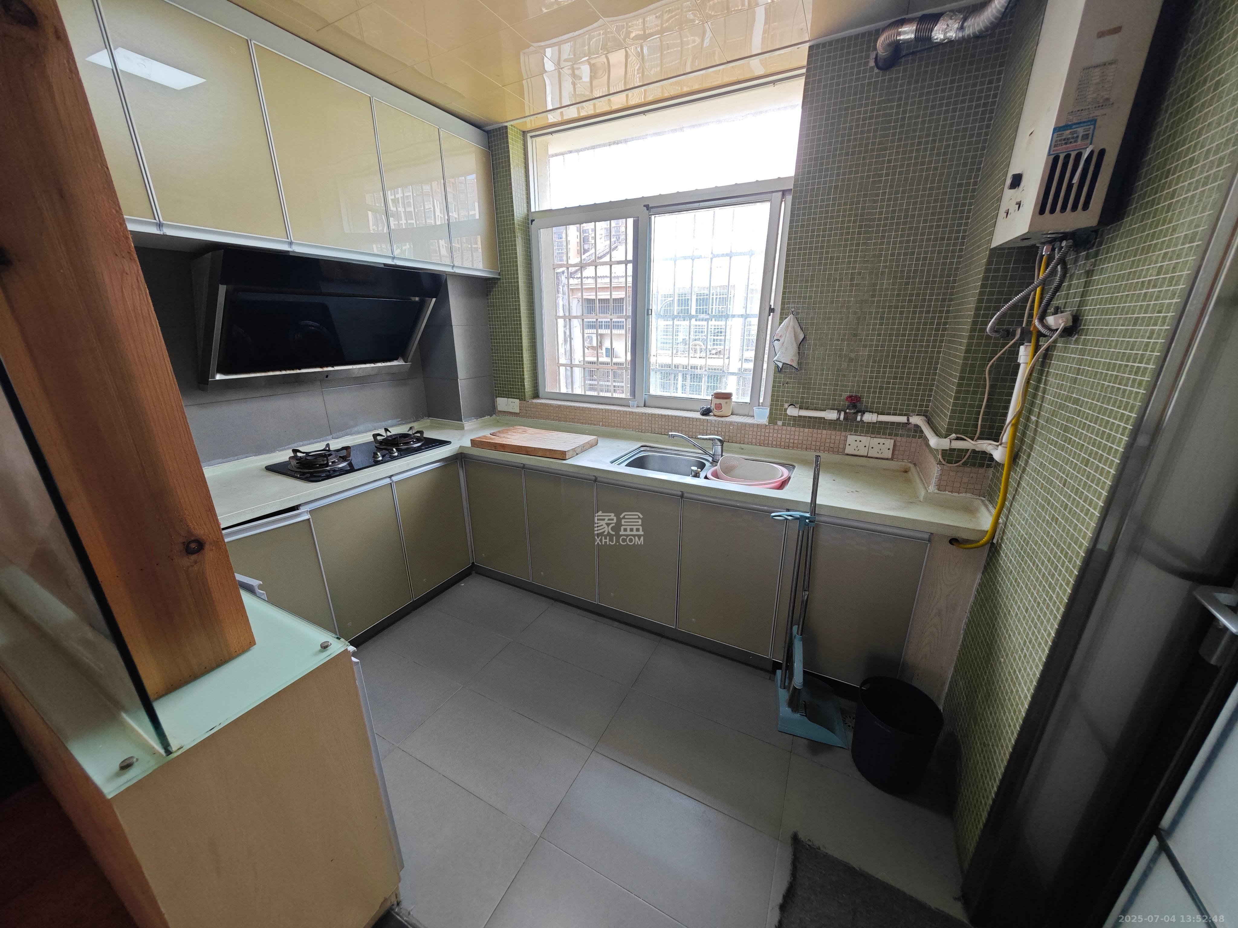 莲湖汽车饰品城(莲湖公寓)  2室2厅1卫    1500.0元/月 莲湖汽车饰品城(莲湖公寓)  2室2厅1卫    1500.0元/月室内图1