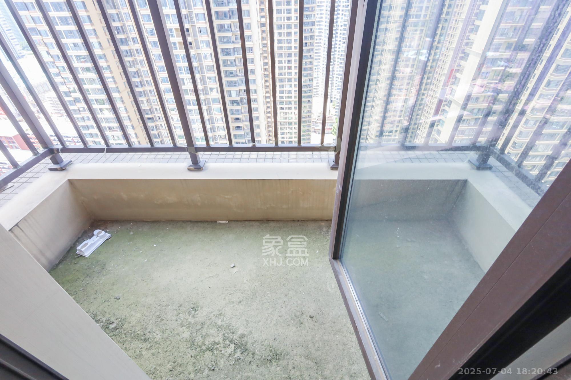 保利西海岸B区  4室2厅2卫    218.0万阳台