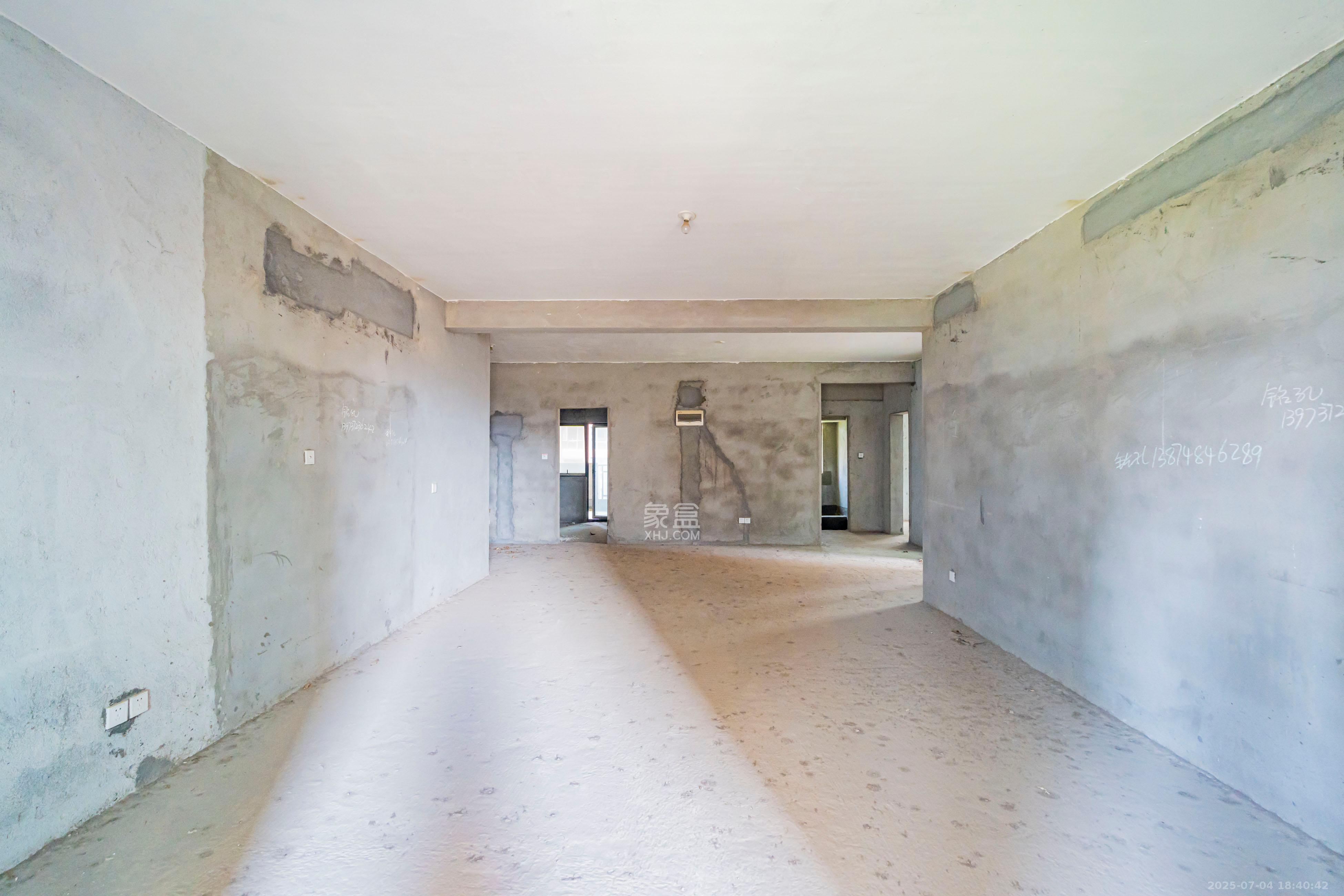 公园9号  4室2厅2卫    269.8万客厅