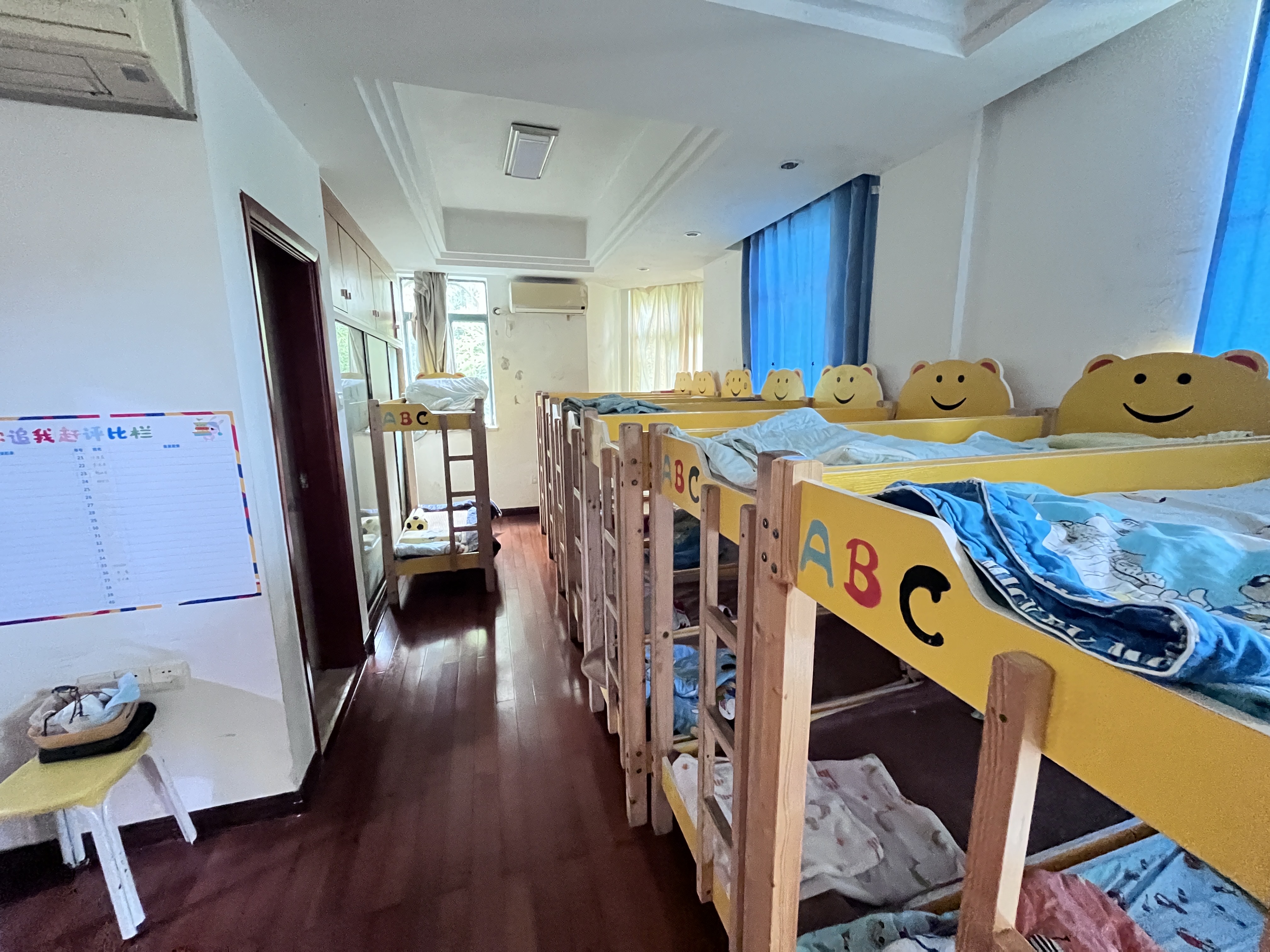 亚洲豪苑北区 3室2厅2卫 236.0万 亚洲豪苑北区 3室2厅2卫 236.0万客厅