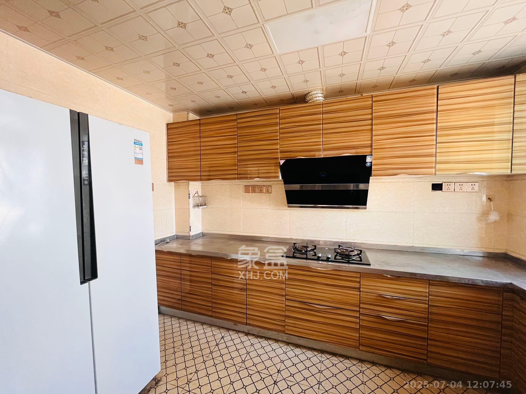 芙蓉公寓  5室2厅2卫    4200.0元/月 芙蓉公寓  5室2厅2卫    4200.0元/月室内图