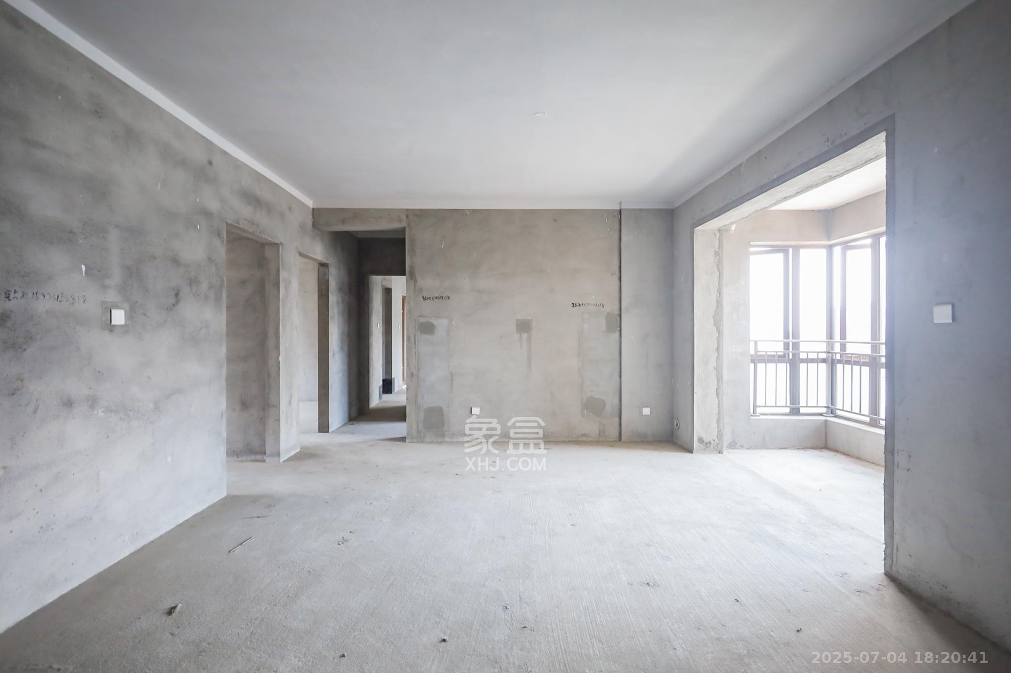 保利西海岸B区 4室2厅2卫 218.0万 保利西海岸B区 4室2厅2卫 218.0万客厅