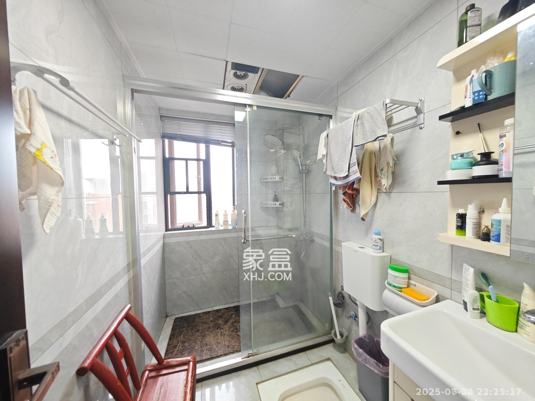 长房南屏锦源 4室2厅2卫 120.0万 长房南屏锦源 4室2厅2卫 120.0万卫生间