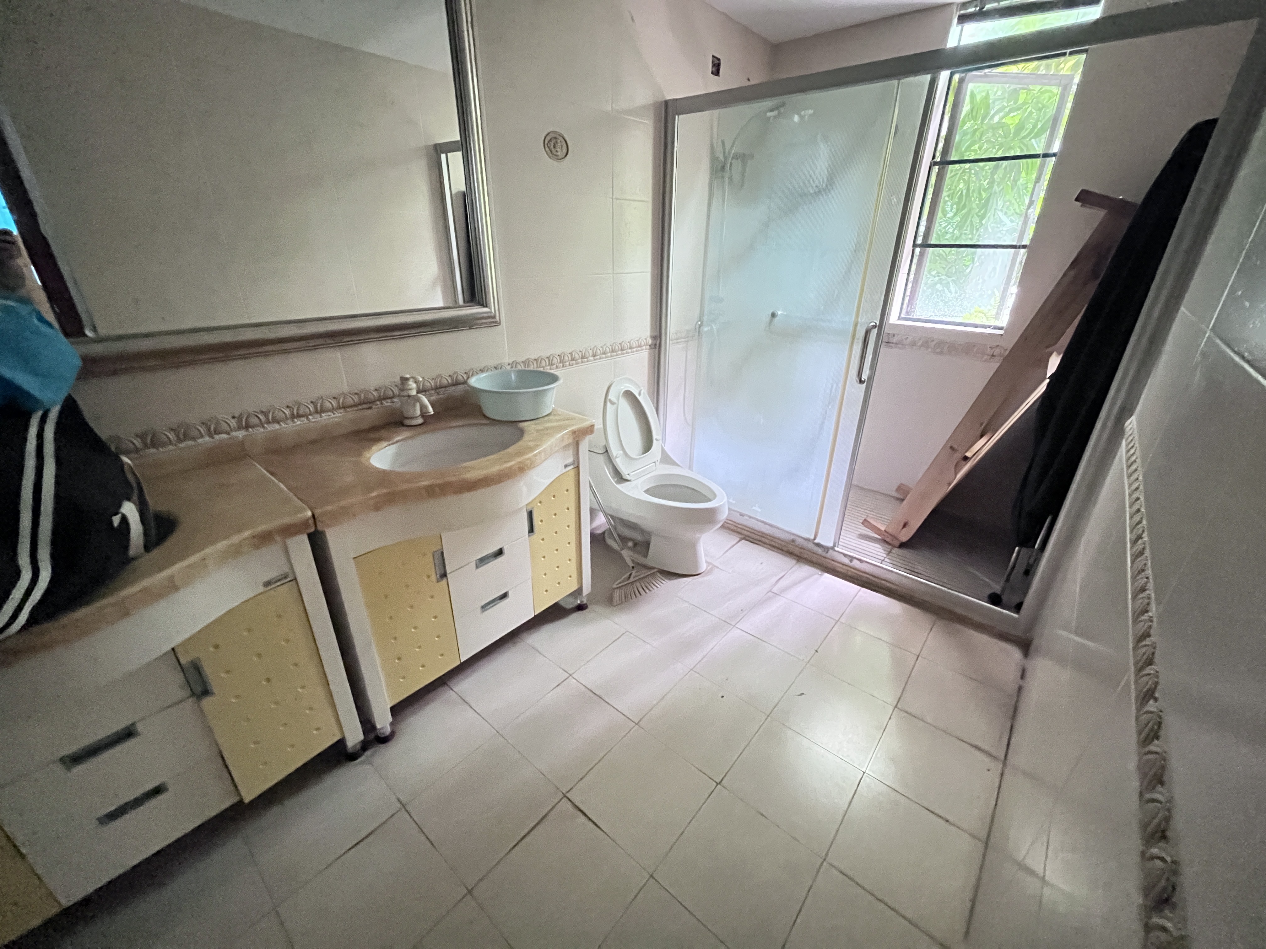 亚洲豪苑北区 3室2厅2卫 236.0万 亚洲豪苑北区 3室2厅2卫 236.0万客厅