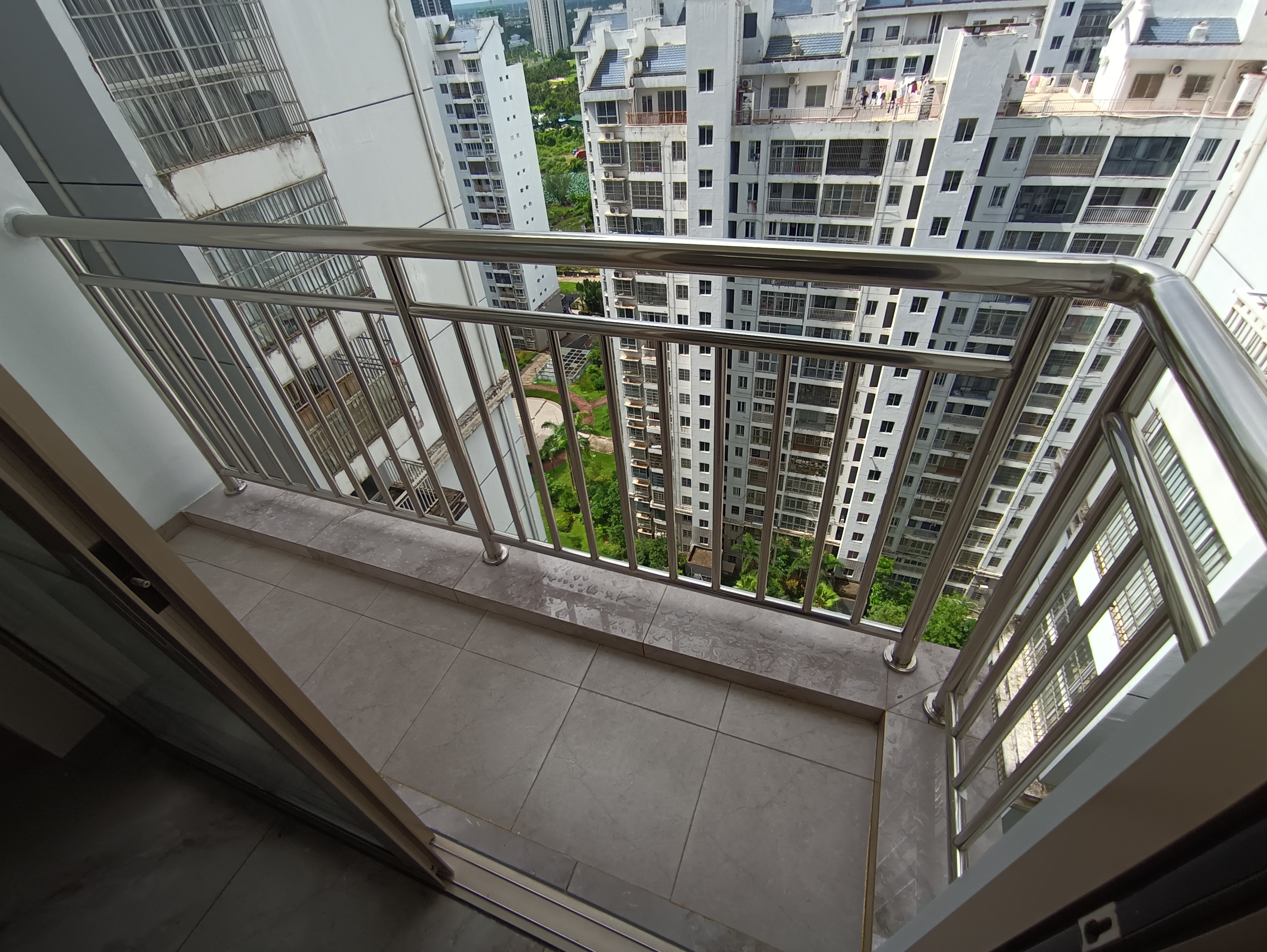 海航城  4室2厅2卫    169.0万客厅