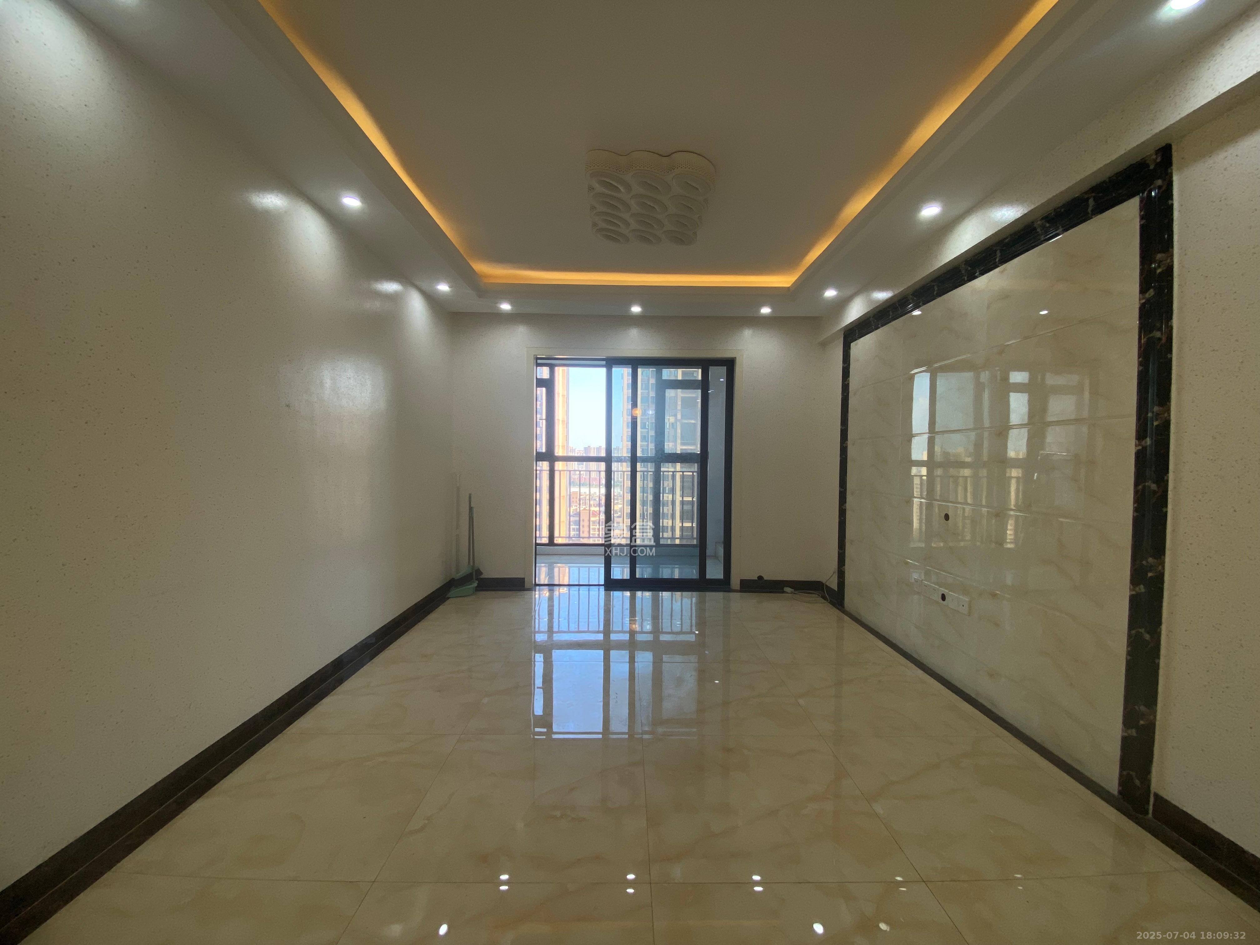 华润置地广场一期  1室1厅1卫    1900.0元/月 华润置地广场一期  1室1厅1卫    1900.0元/月