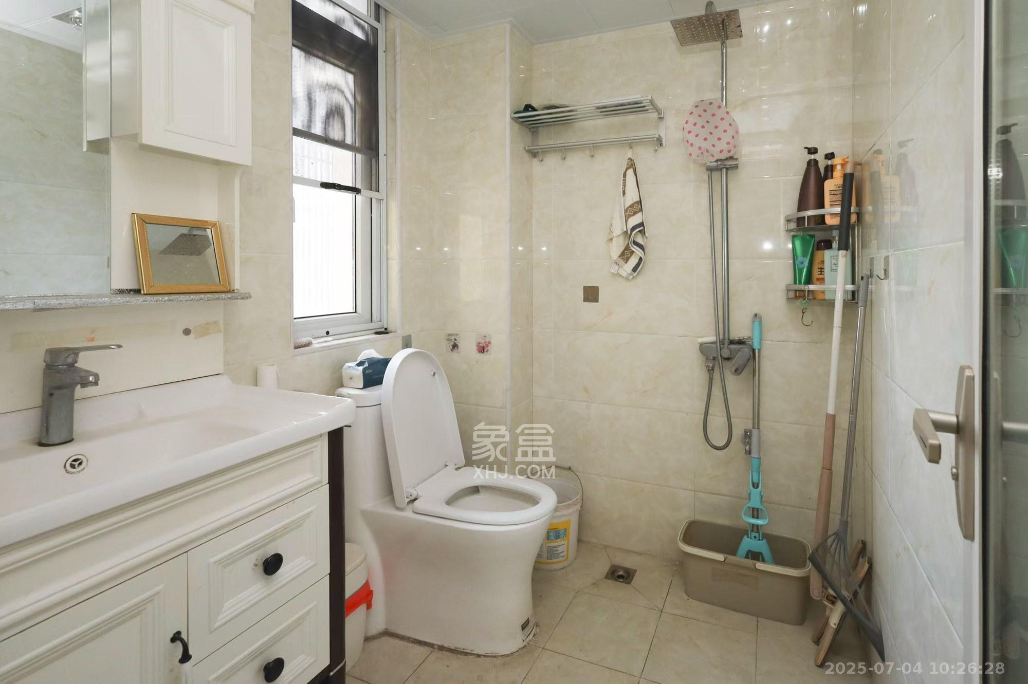 荷韵园 2室2厅1卫 1700.0元/月 荷韵园 2室2厅1卫 1700.0元/月室内图