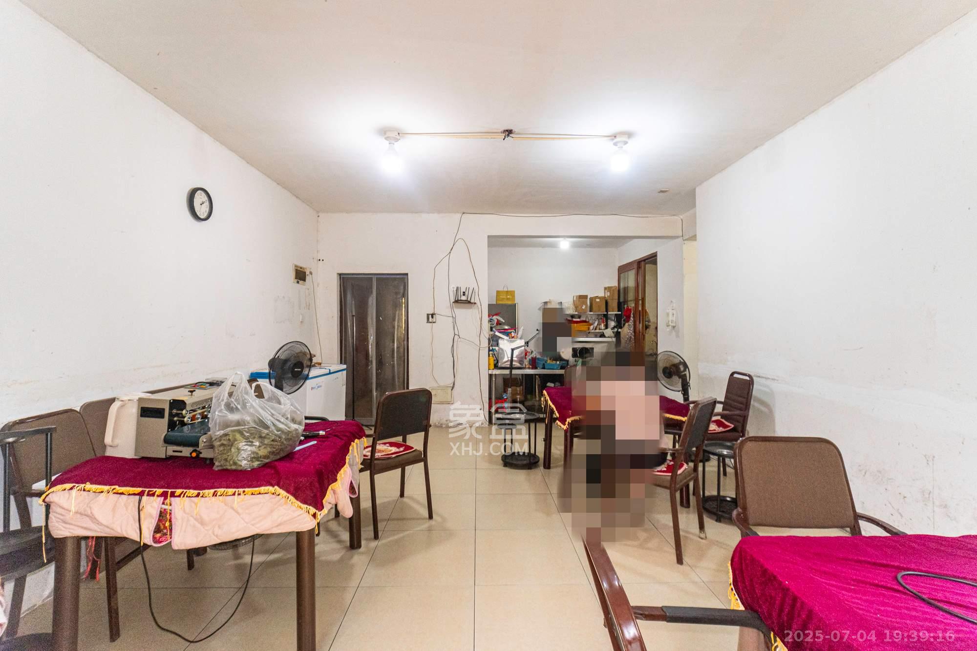 楚天世纪城东苑  4室2厅2卫    95.0万客厅