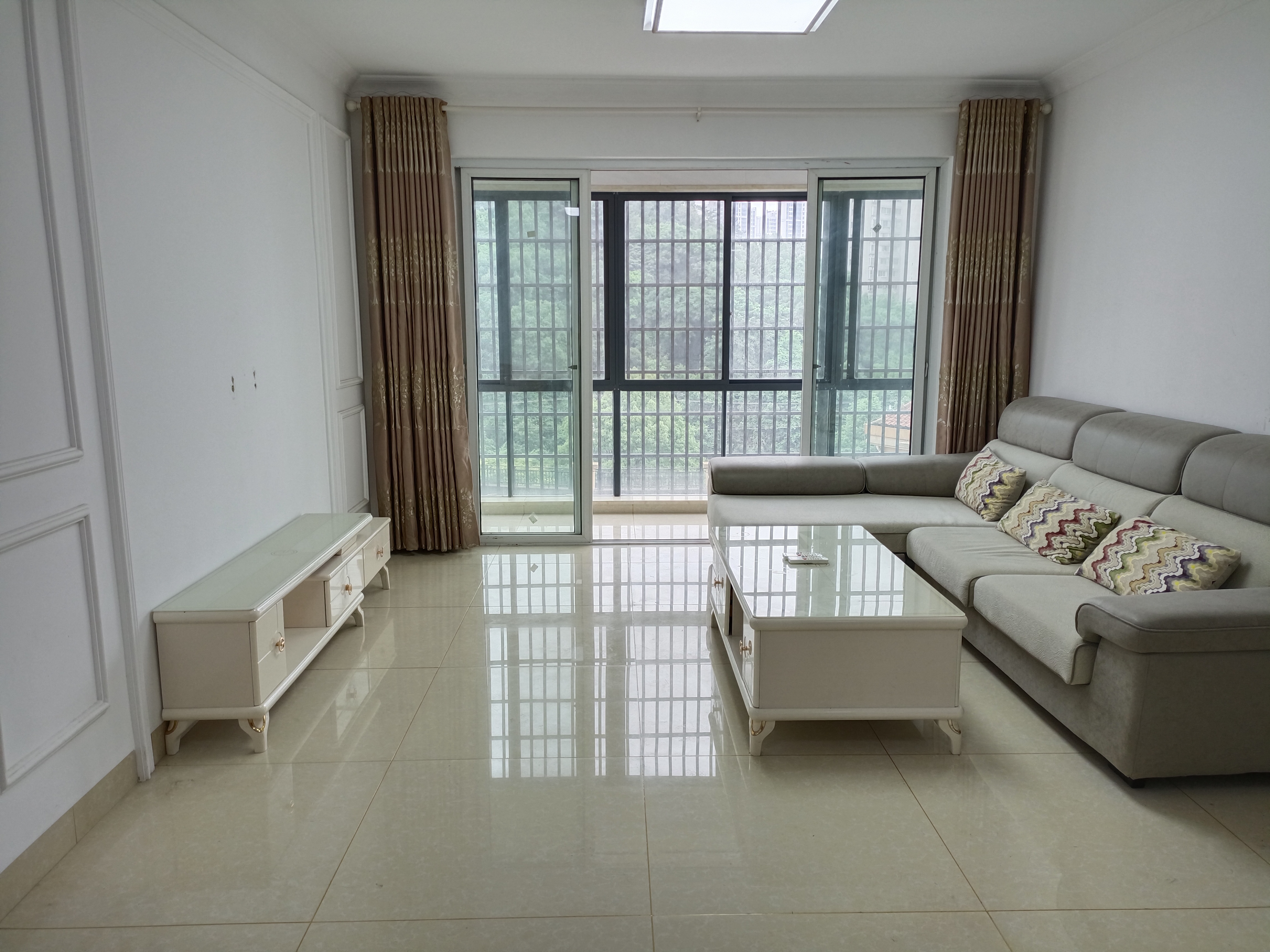 富兴嘉城 3室2厅2卫 1600.0元/月 富兴嘉城 3室2厅2卫 1600.0元/月室内图