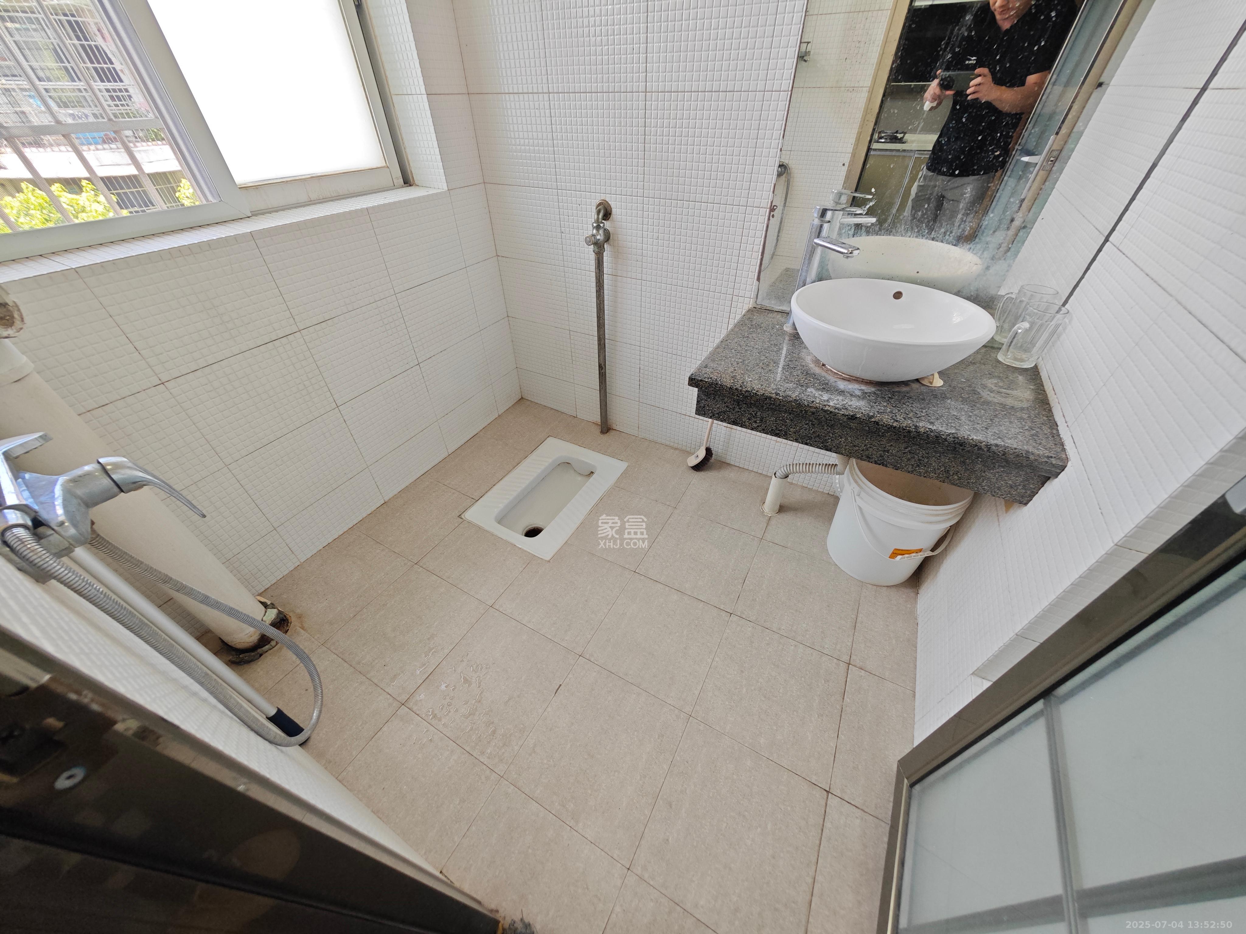 莲湖汽车饰品城(莲湖公寓)  2室2厅1卫    1500.0元/月 莲湖汽车饰品城(莲湖公寓)  2室2厅1卫    1500.0元/月室内图