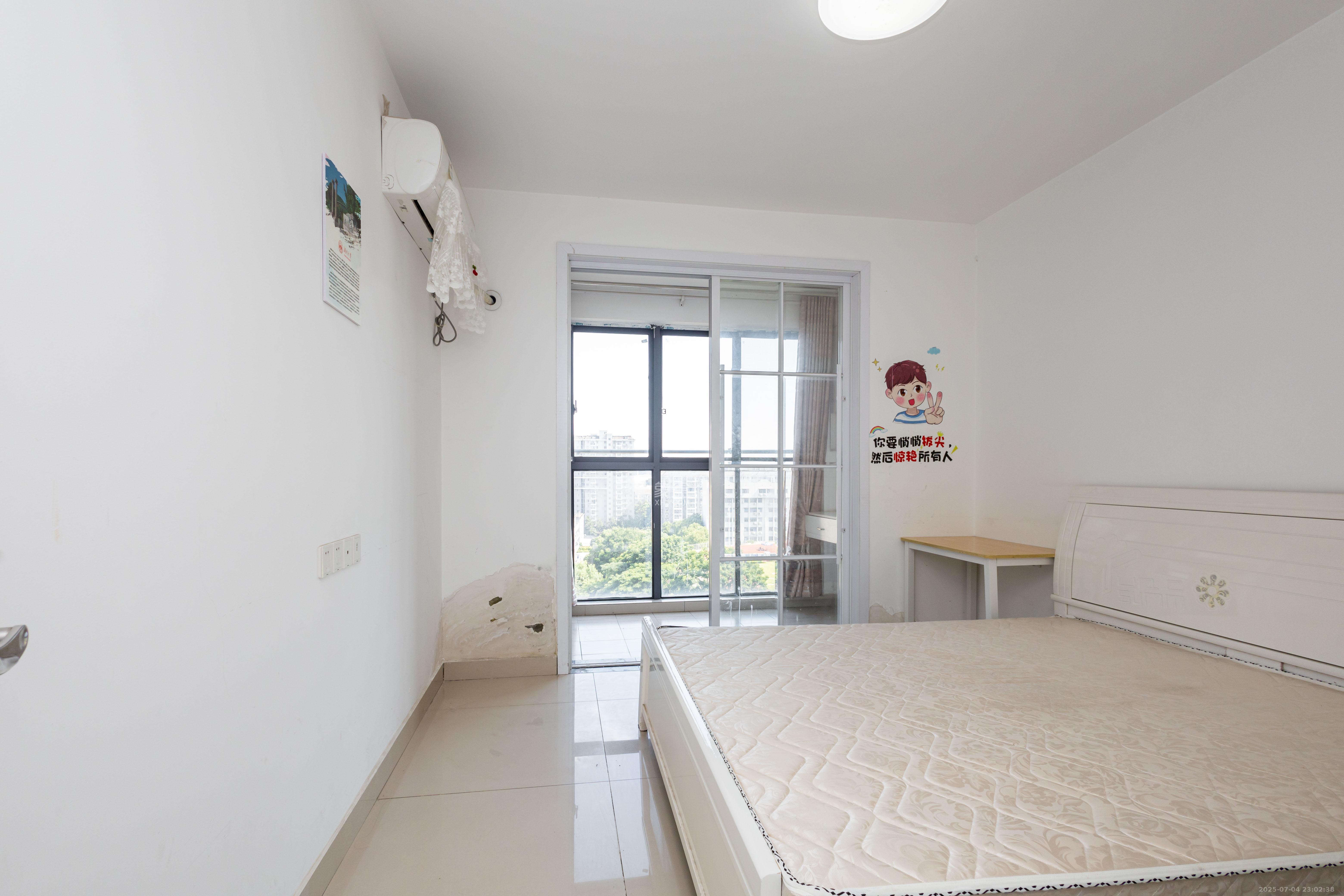 湘楚华庭 3室2厅1卫 56.0万 湘楚华庭 3室2厅1卫 56.0万卧室