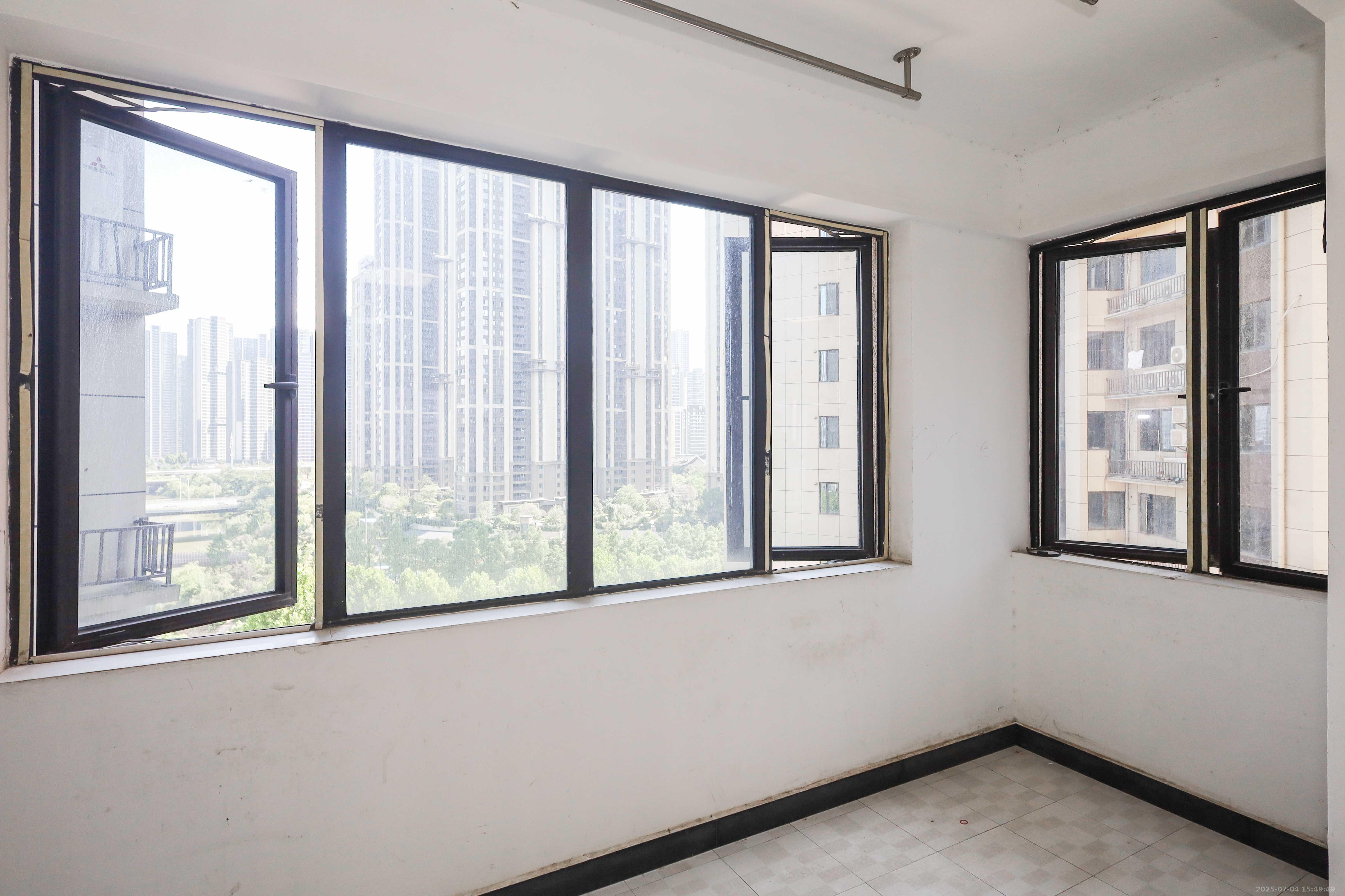 中国铁建梅溪青秀二期  4室2厅2卫   190.00万阳台