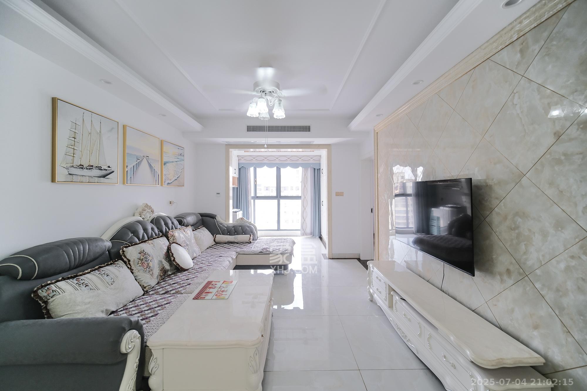 保利香槟国际  3室2厅1卫    73.0万 保利香槟国际  3室2厅1卫    73.0万客厅