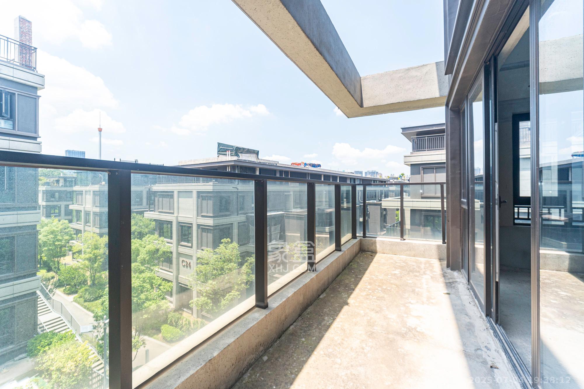 东原麓印长江C区  4室2厅2卫   428.00万阳台