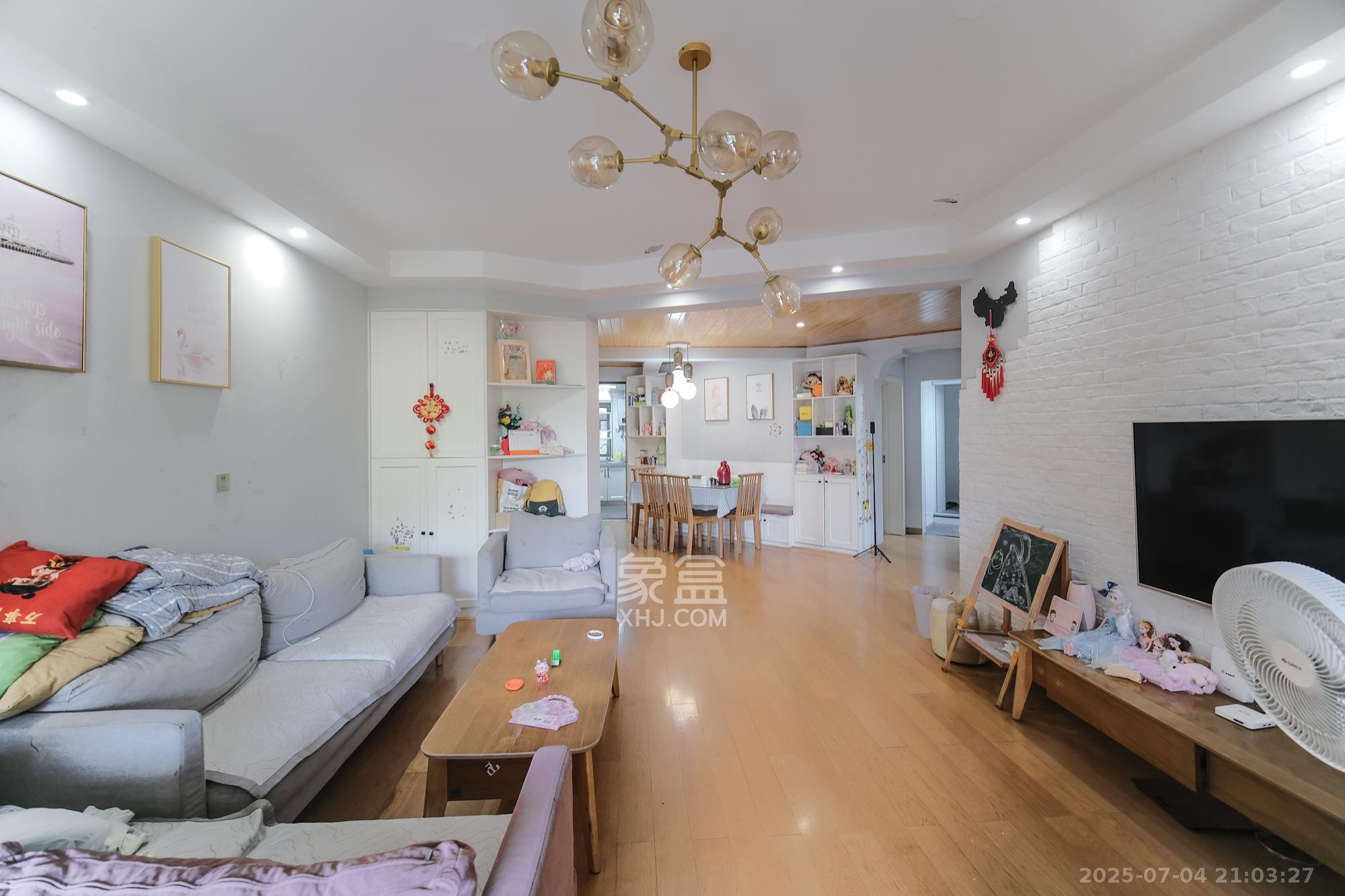 郡原居里  3室2厅1卫    88.8万 郡原居里  3室2厅1卫    88.8万客厅