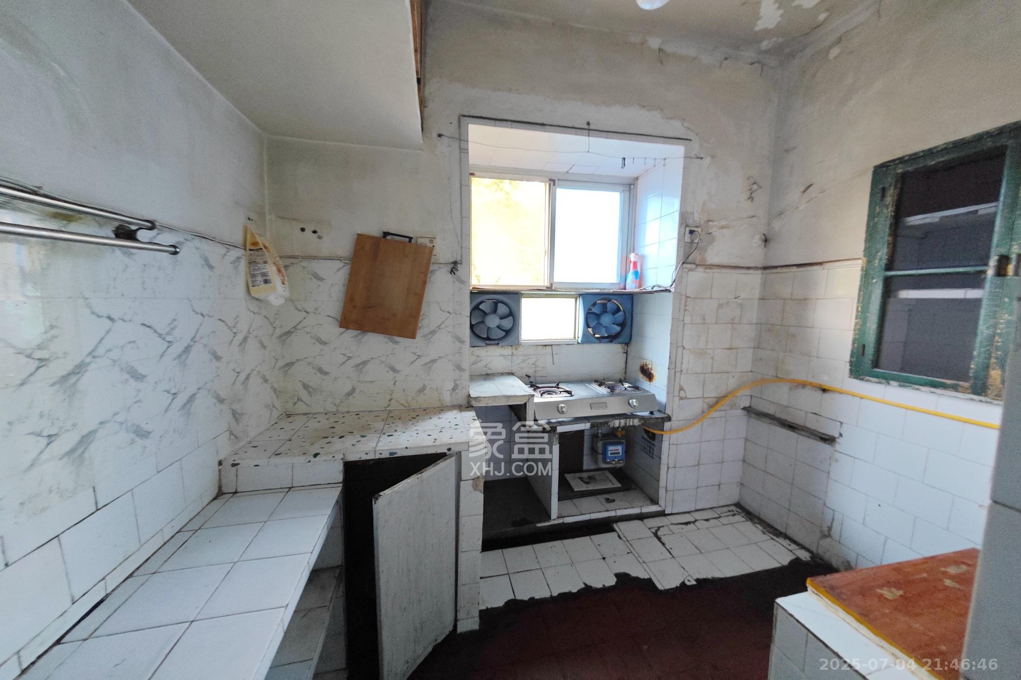 茶园坡社区(原王家冲社区) 2室1厅1卫 29.8万 茶园坡社区(原王家冲社区) 2室1厅1卫 29.8万厨房