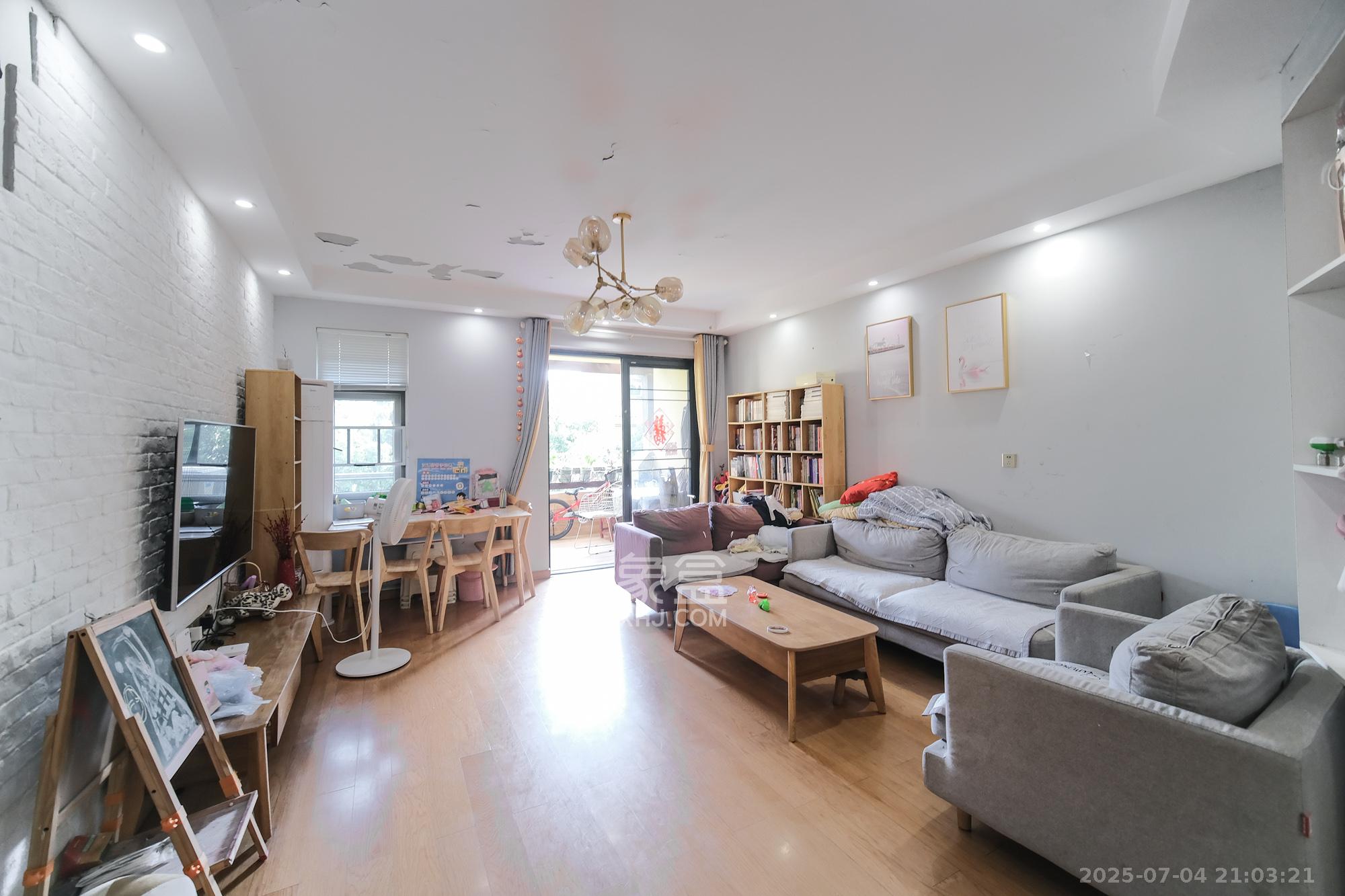 郡原居里  3室2厅1卫    88.8万 郡原居里  3室2厅1卫    88.8万客厅