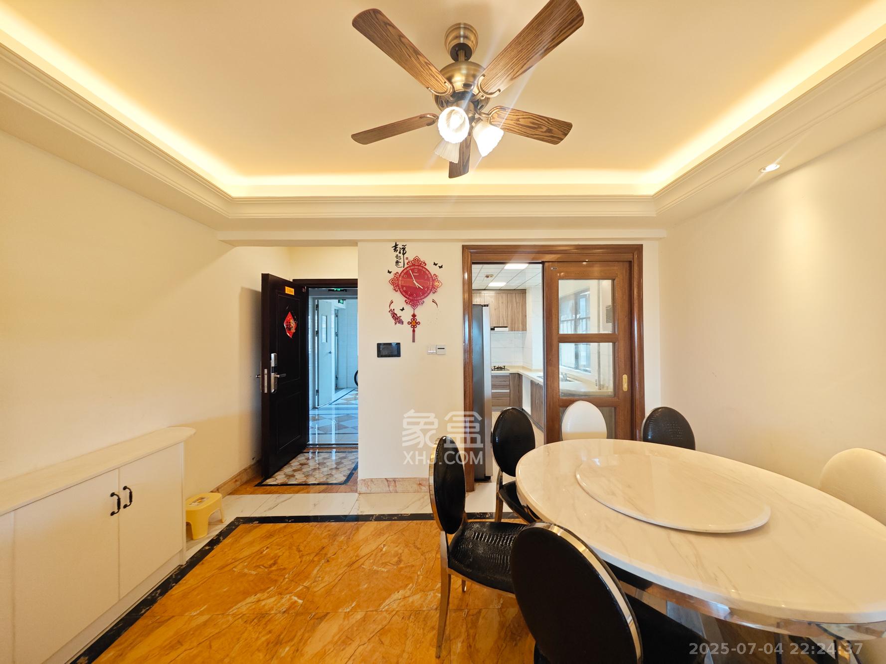 碧桂园南城首府(东宸林海) 3室2厅2卫 78.8万 碧桂园南城首府(东宸林海) 3室2厅2卫 78.8万客厅