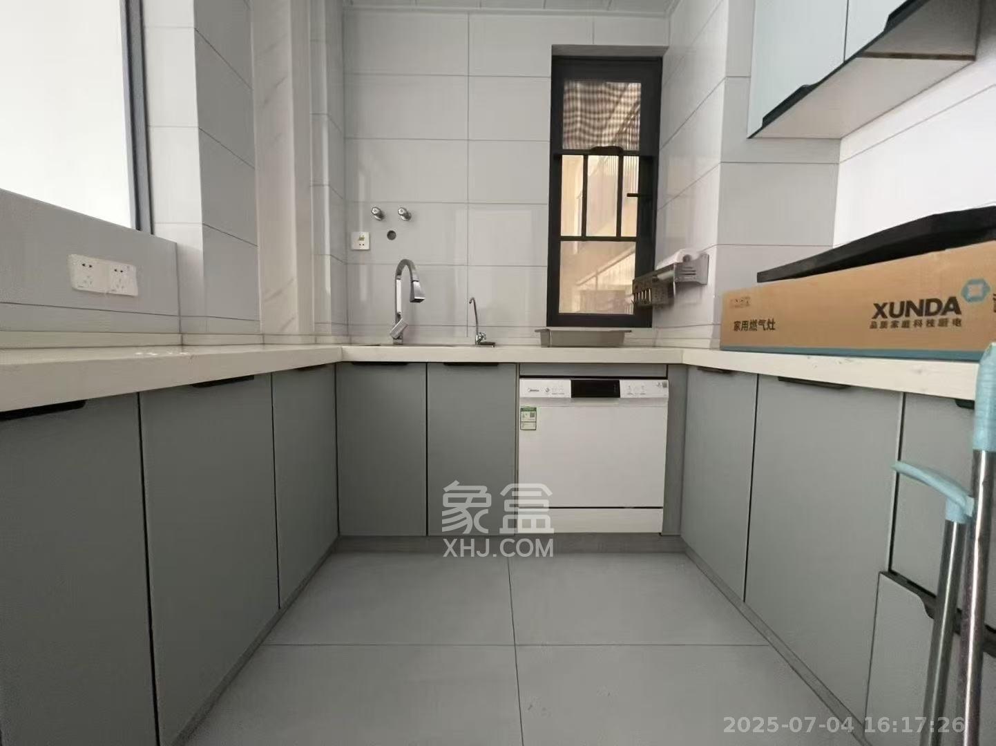 紫华郡  3室2厅2卫   2500.00元/月室内图