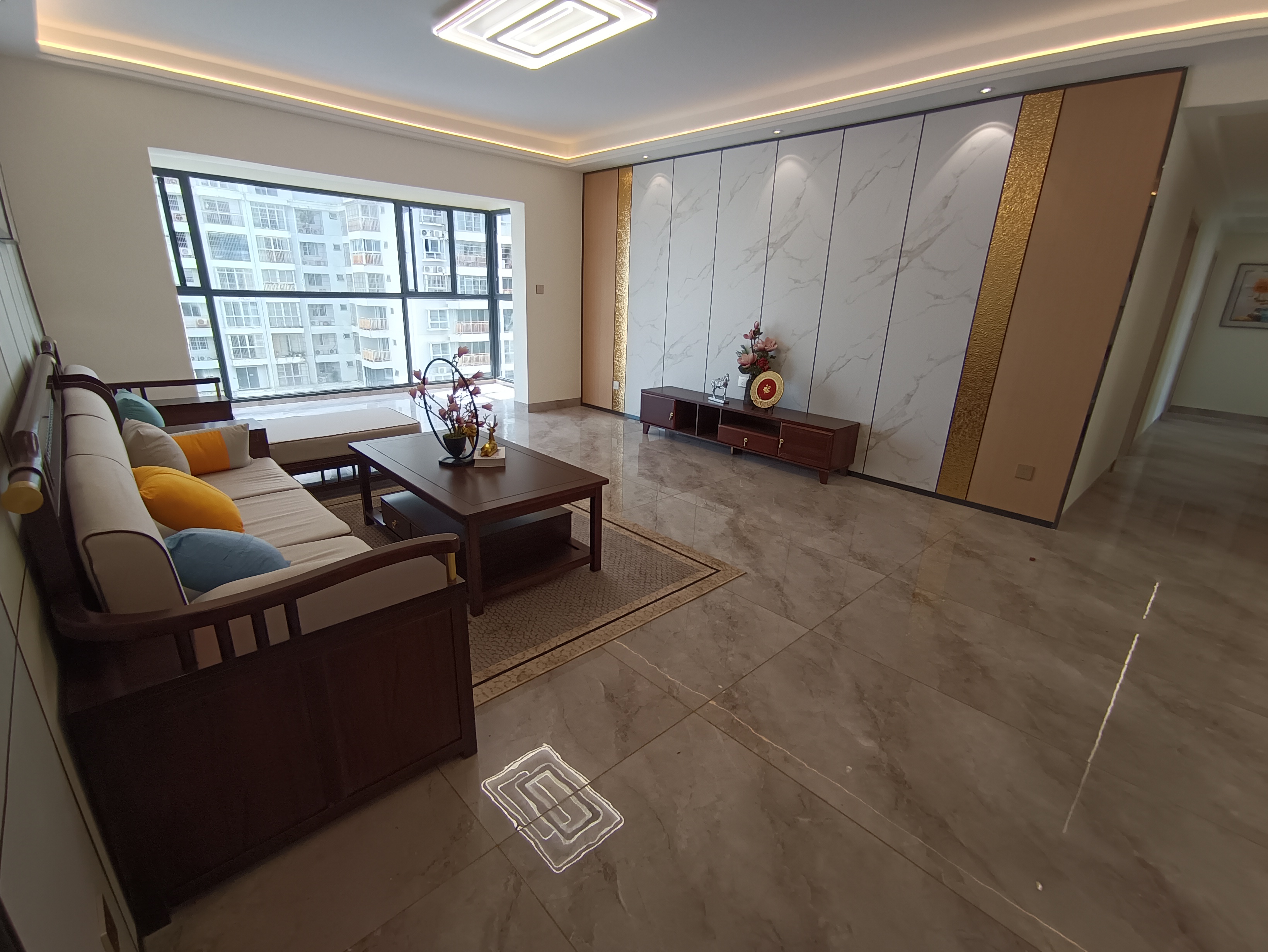 海航城  4室2厅2卫    169.0万客厅