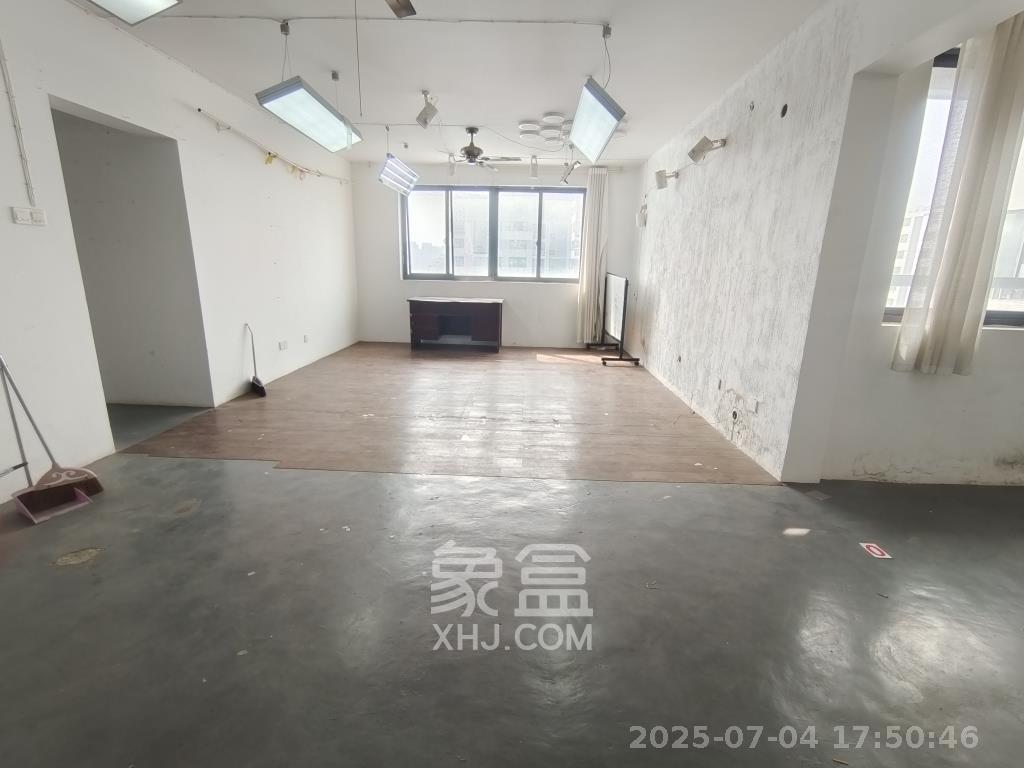 阳光100一期、四五期  4室2厅1卫    2000.0元/月 阳光100一期、四五期  4室2厅1卫    2000.0元/月室内图