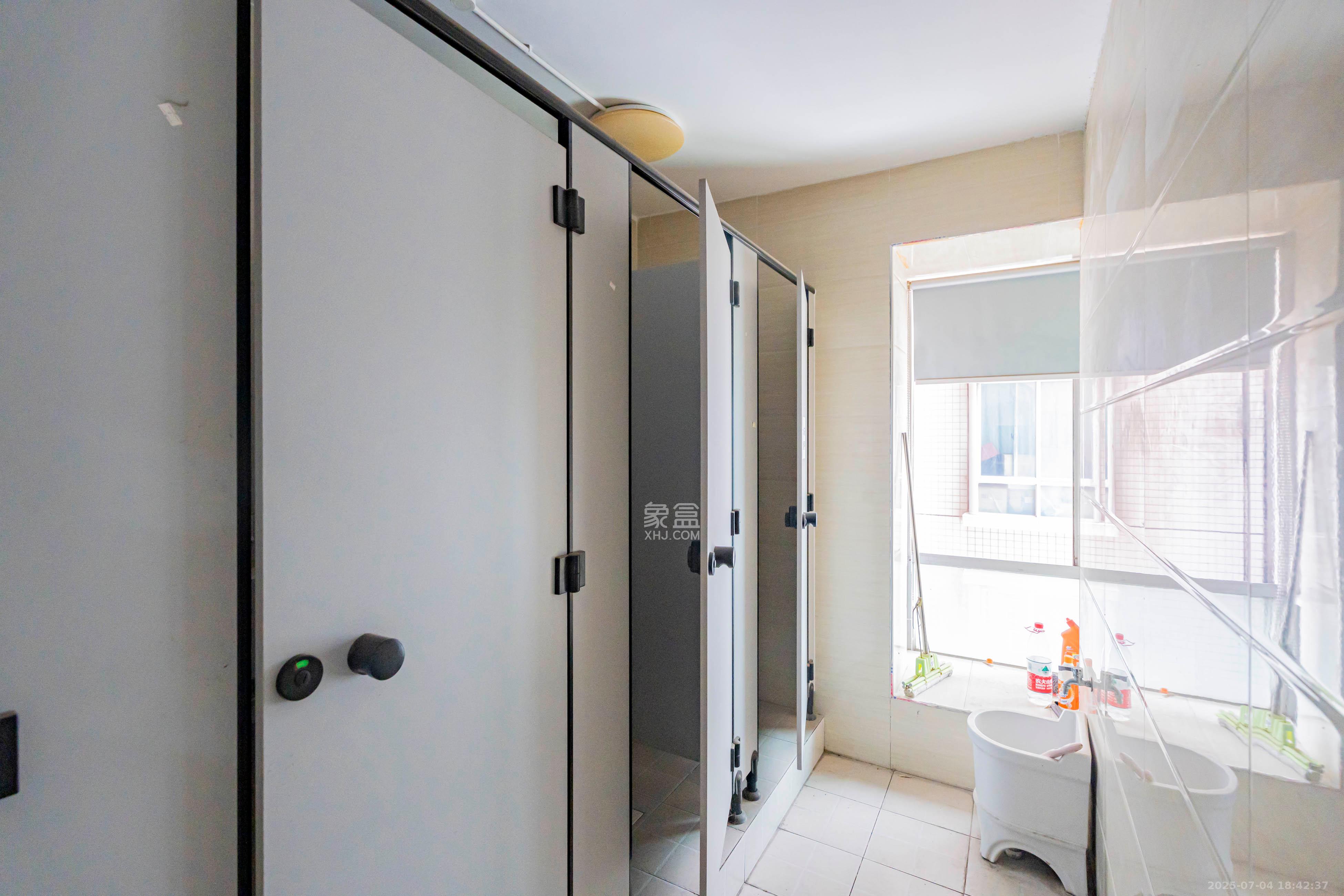 湖南财富中心 4室2厅1卫 82.0万 湖南财富中心 4室2厅1卫 82.0万卫生间