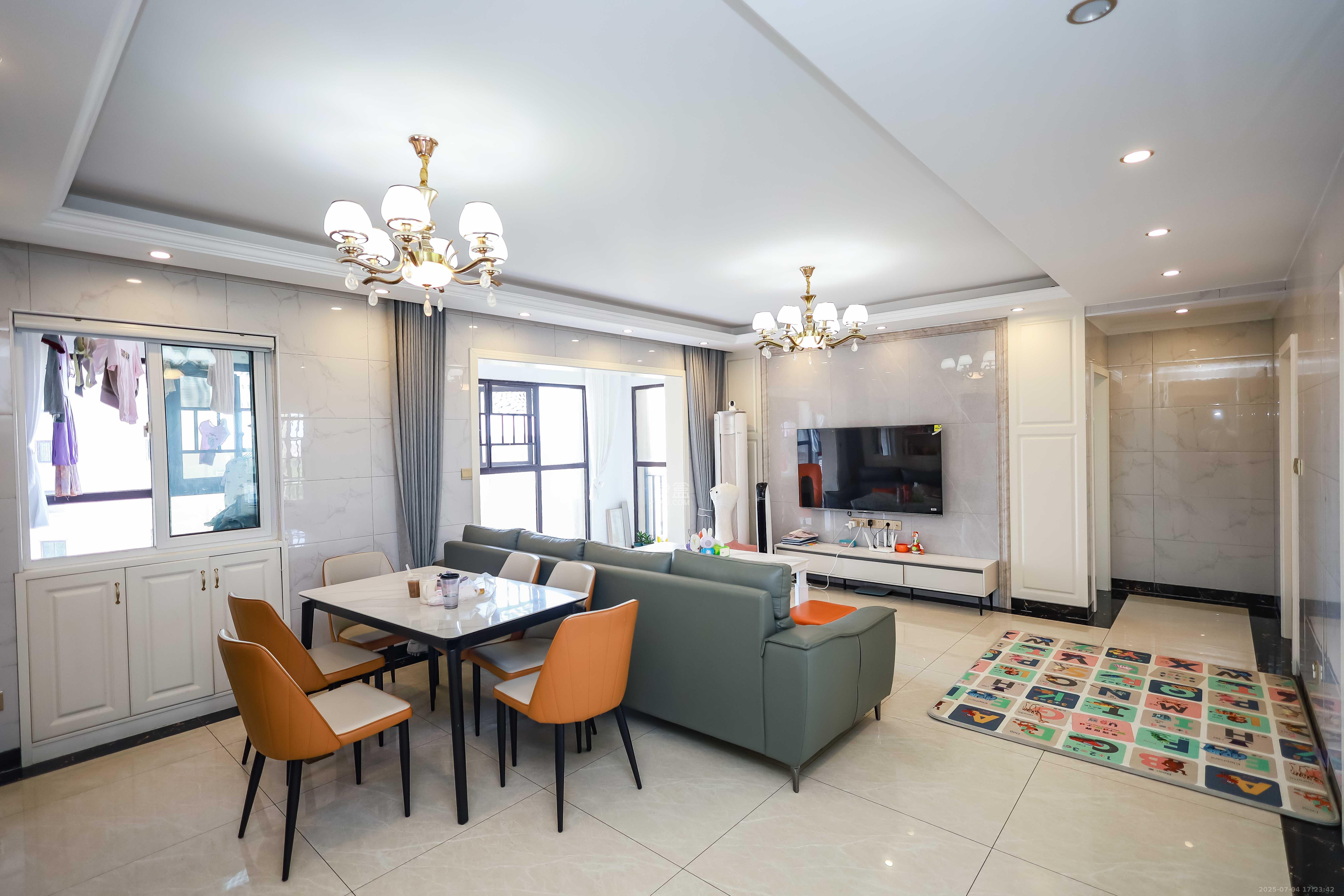 金科世界城  4室2厅2卫    113.0万 金科世界城  4室2厅2卫    113.0万客厅