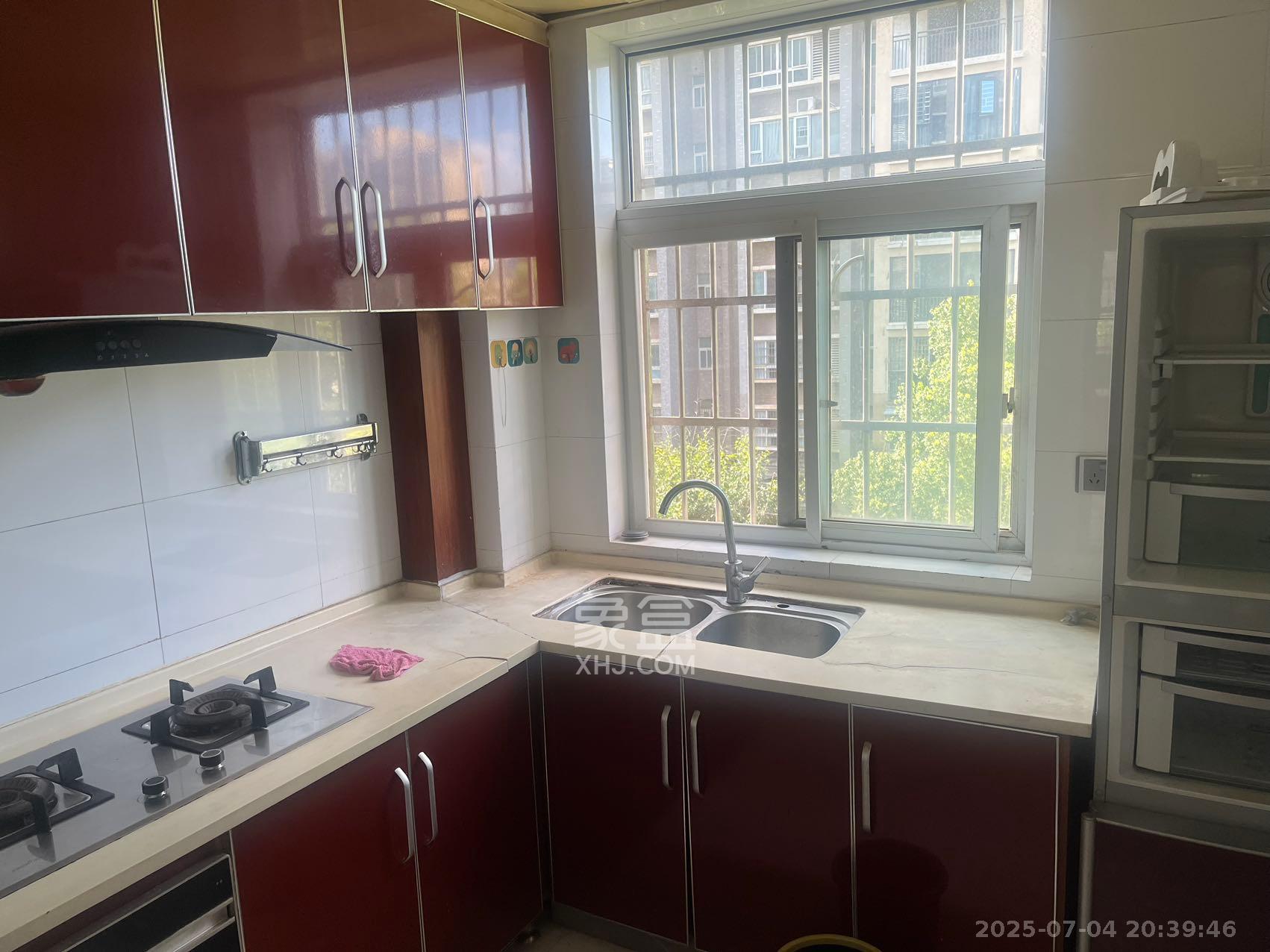 嘉盛华庭(一期、二期、三期) 3室2厅1卫 3200.0元/月 嘉盛华庭(一期、二期、三期) 3室2厅1卫 3200.0元/月室内图