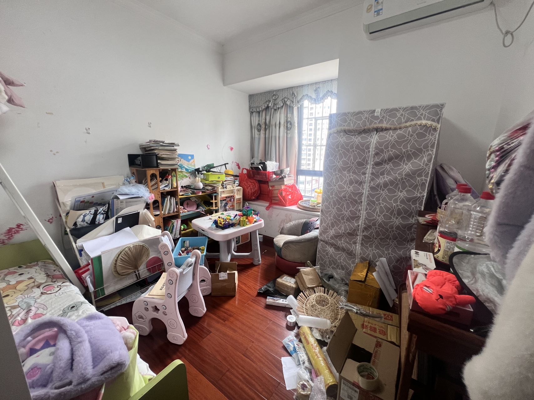 高路华小区 4室2厅2卫 238.0万 高路华小区 4室2厅2卫 238.0万客厅