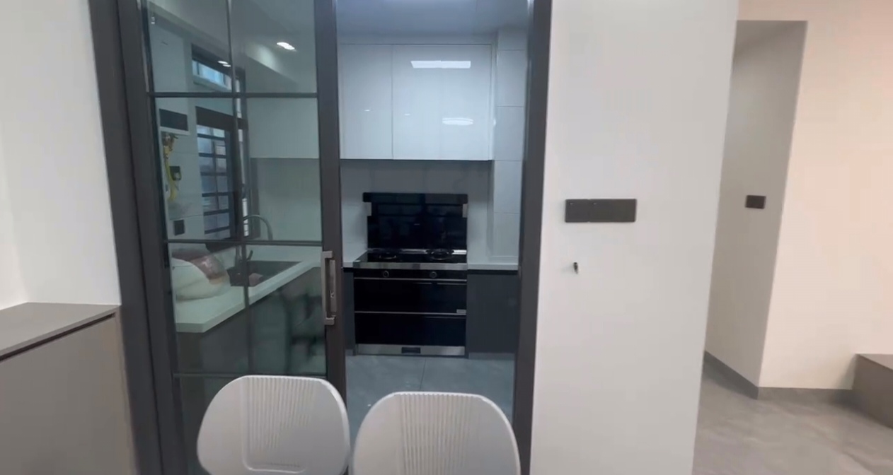 青春里  4室2厅2卫    128.0万客厅