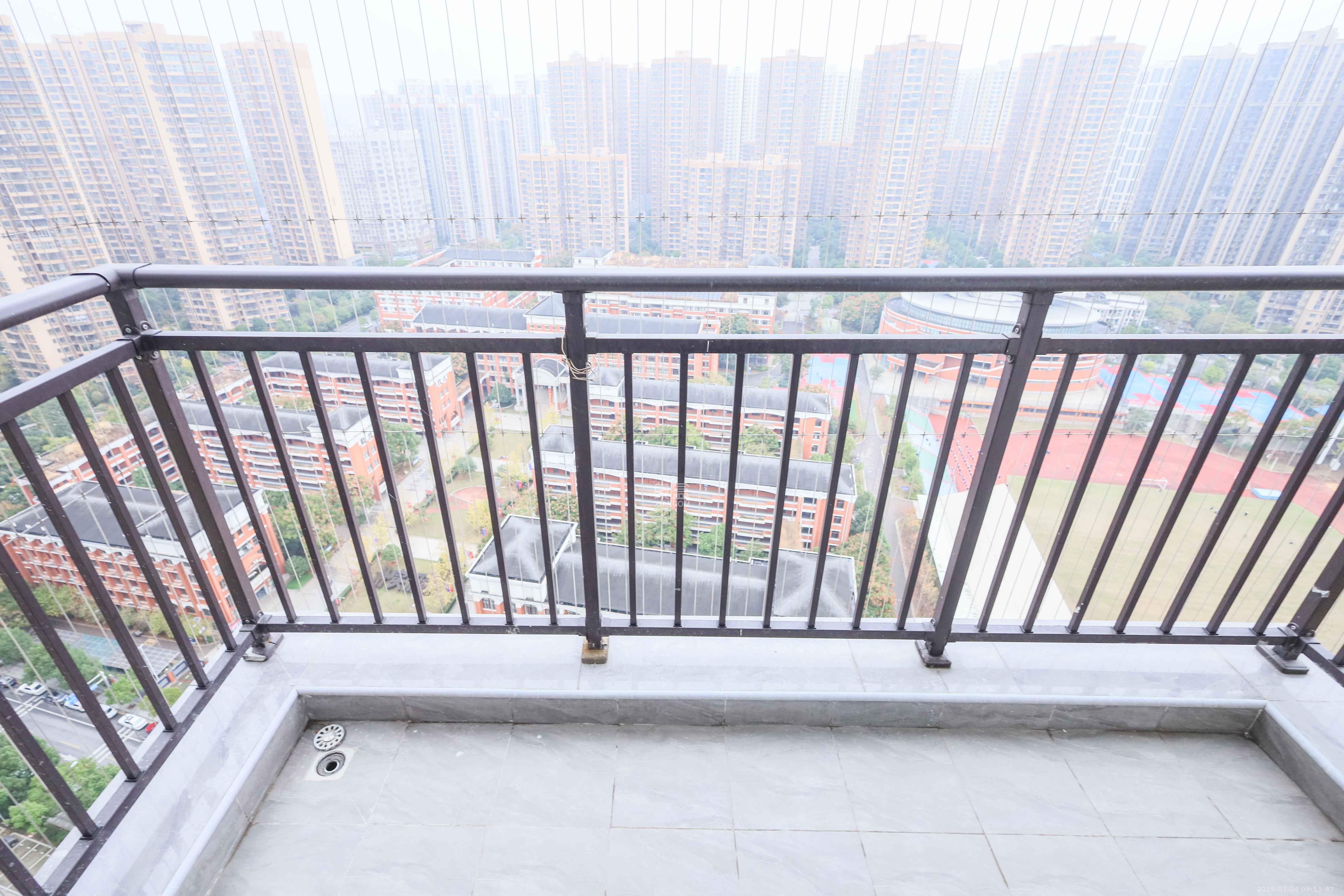 中国铁建梅溪青秀三期  4室2厅2卫    226.0万阳台