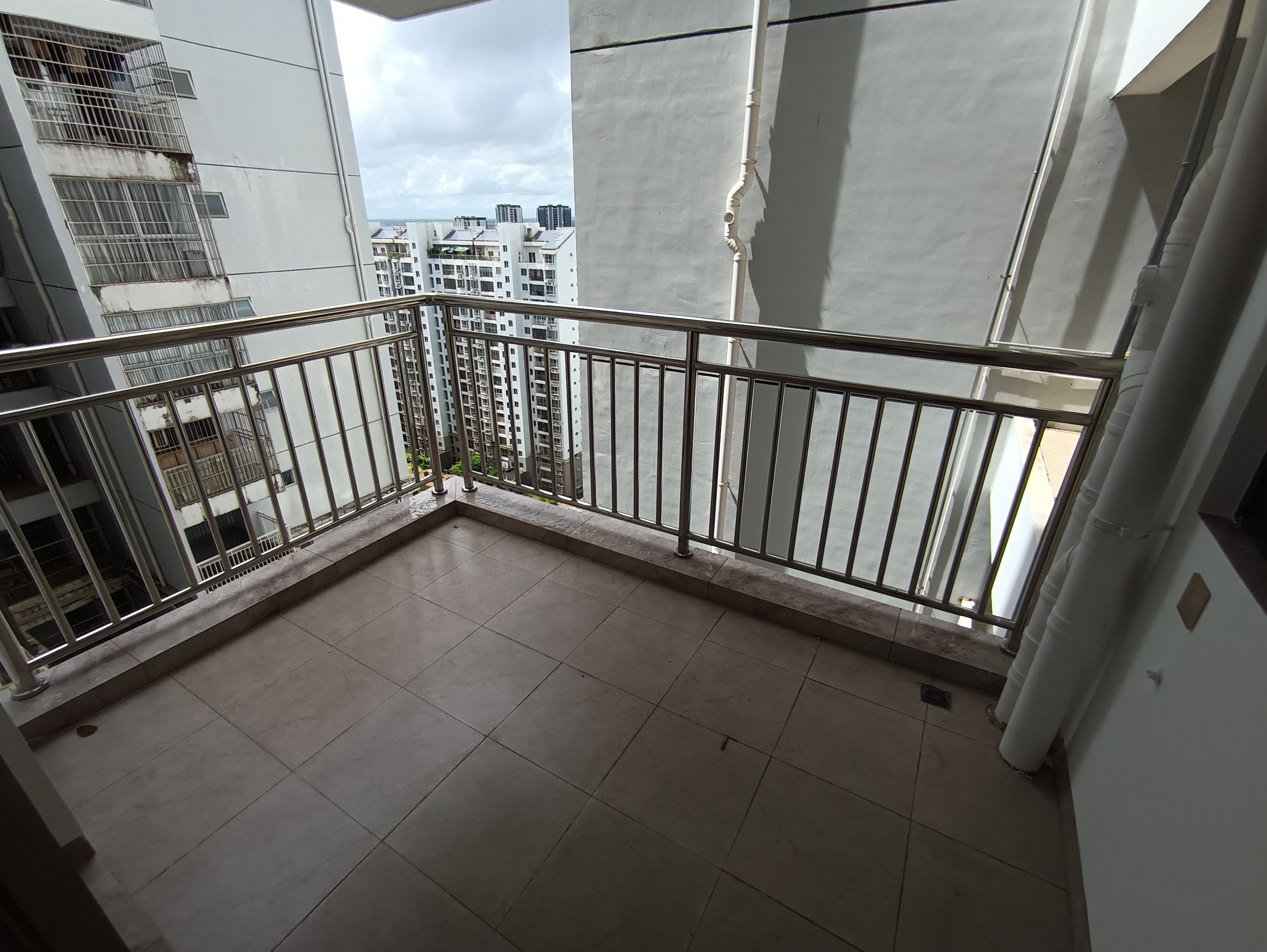 海航城  4室2厅2卫    169.0万客厅