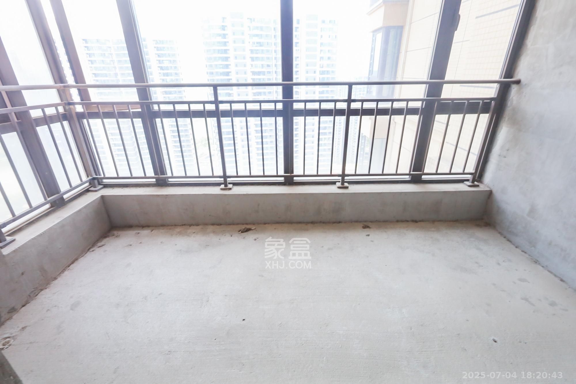 保利西海岸B区  4室2厅2卫    218.0万阳台