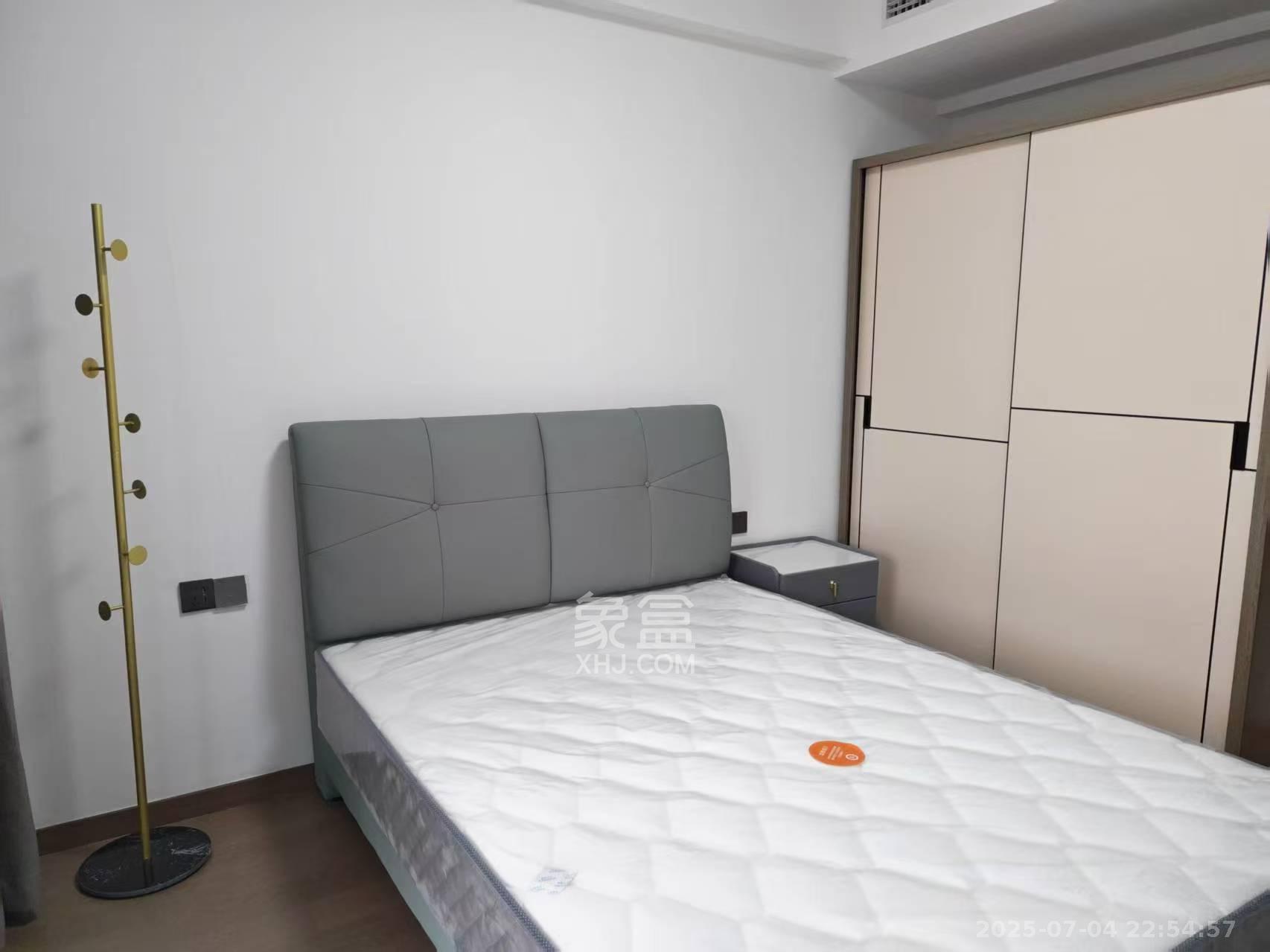 绿地V岛  4室2厅2卫   4700.00元/月室内图