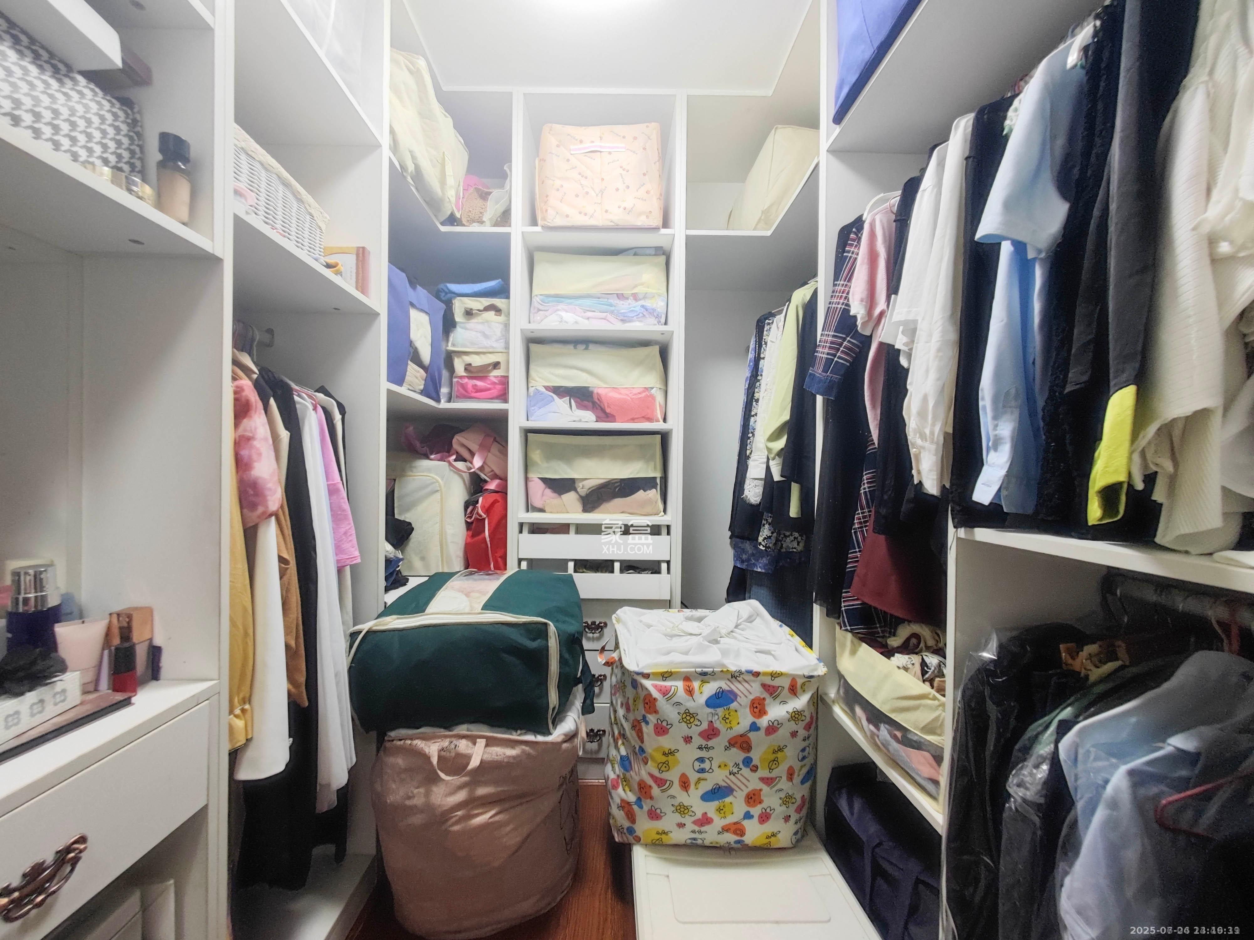 鑫天御景湾 4室2厅2卫 2700.0元/月 鑫天御景湾 4室2厅2卫 2700.0元/月室内图