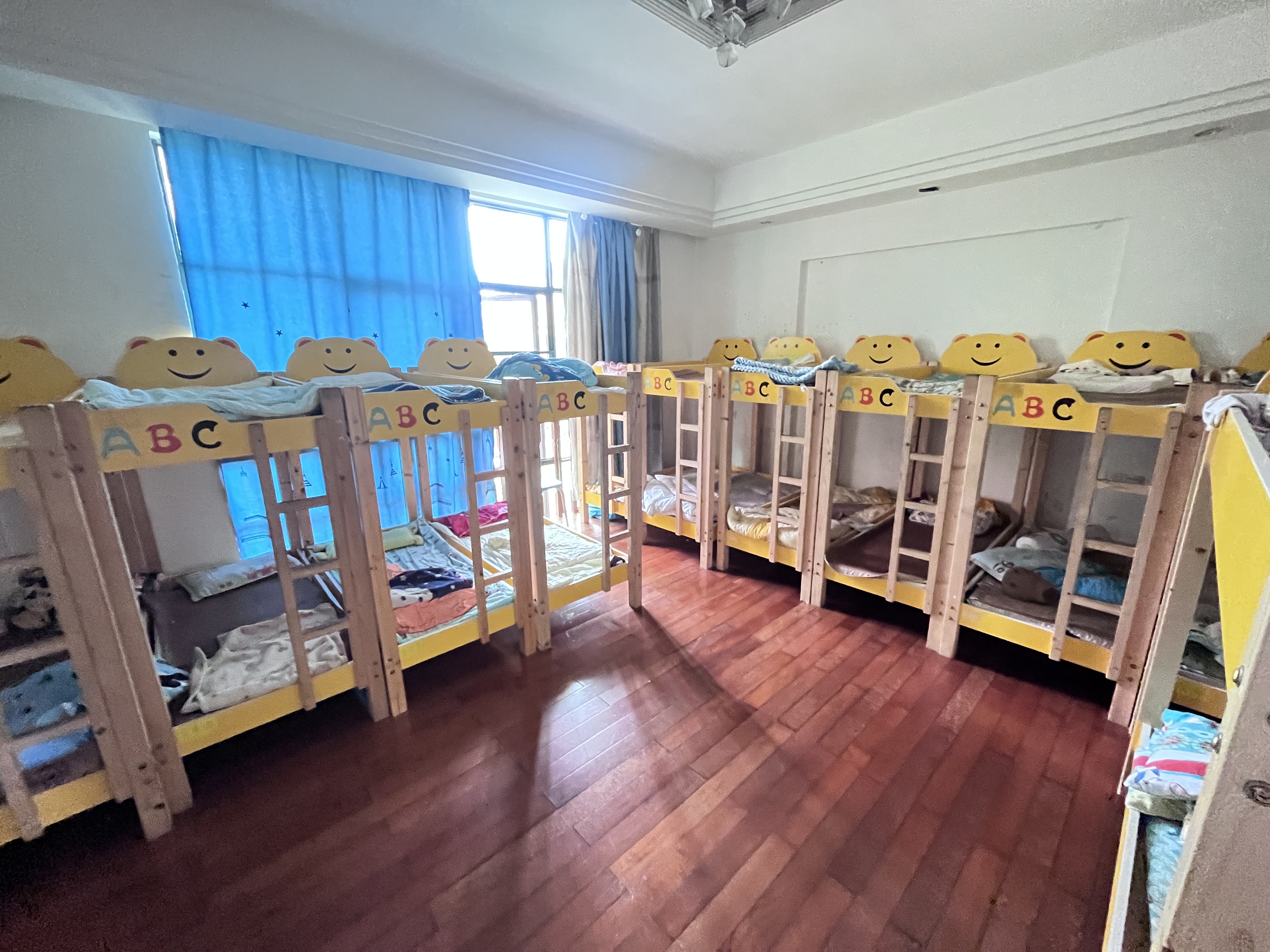 亚洲豪苑北区 3室2厅2卫 236.0万 亚洲豪苑北区 3室2厅2卫 236.0万客厅