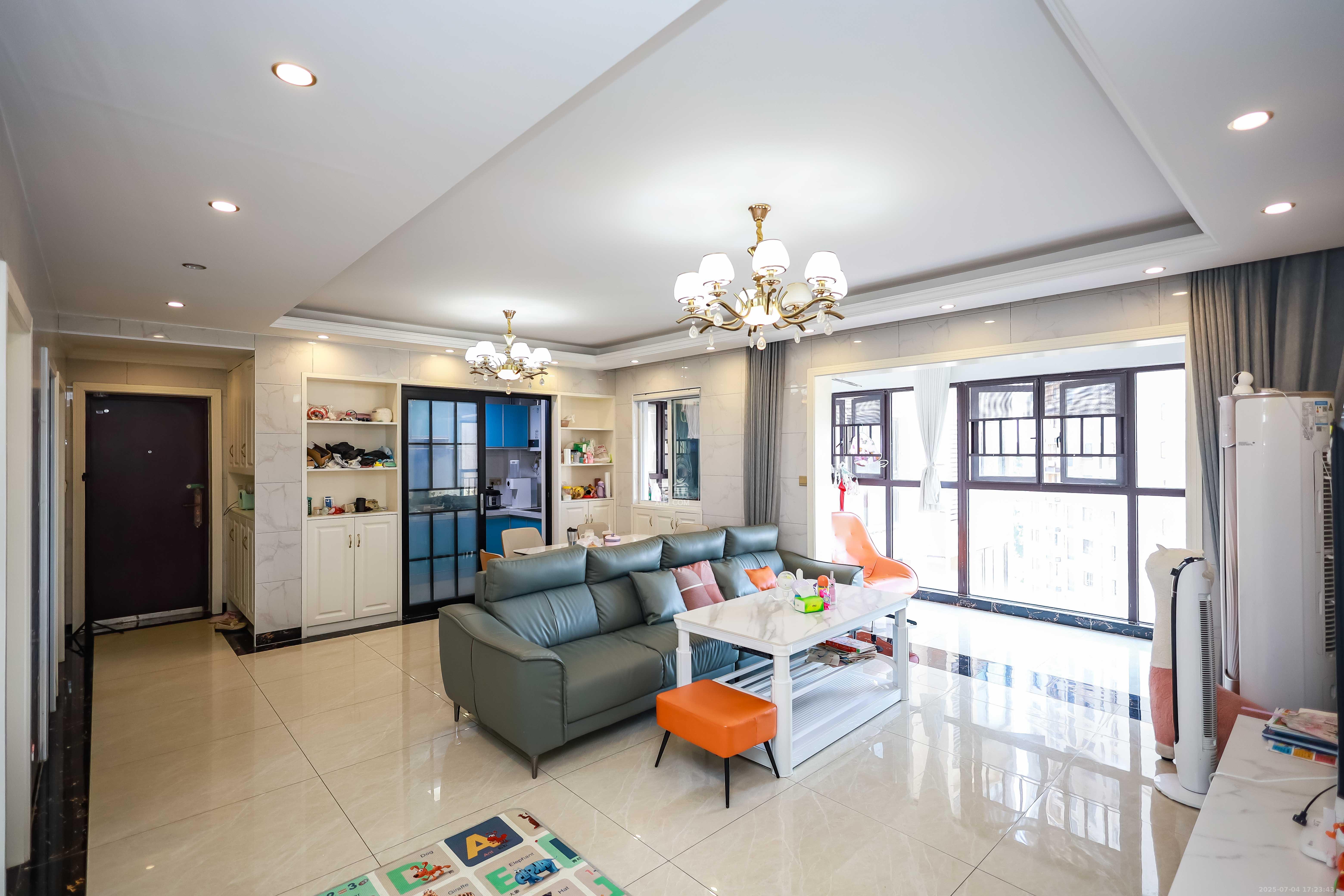 金科世界城  4室2厅2卫    113.0万 金科世界城  4室2厅2卫    113.0万客厅