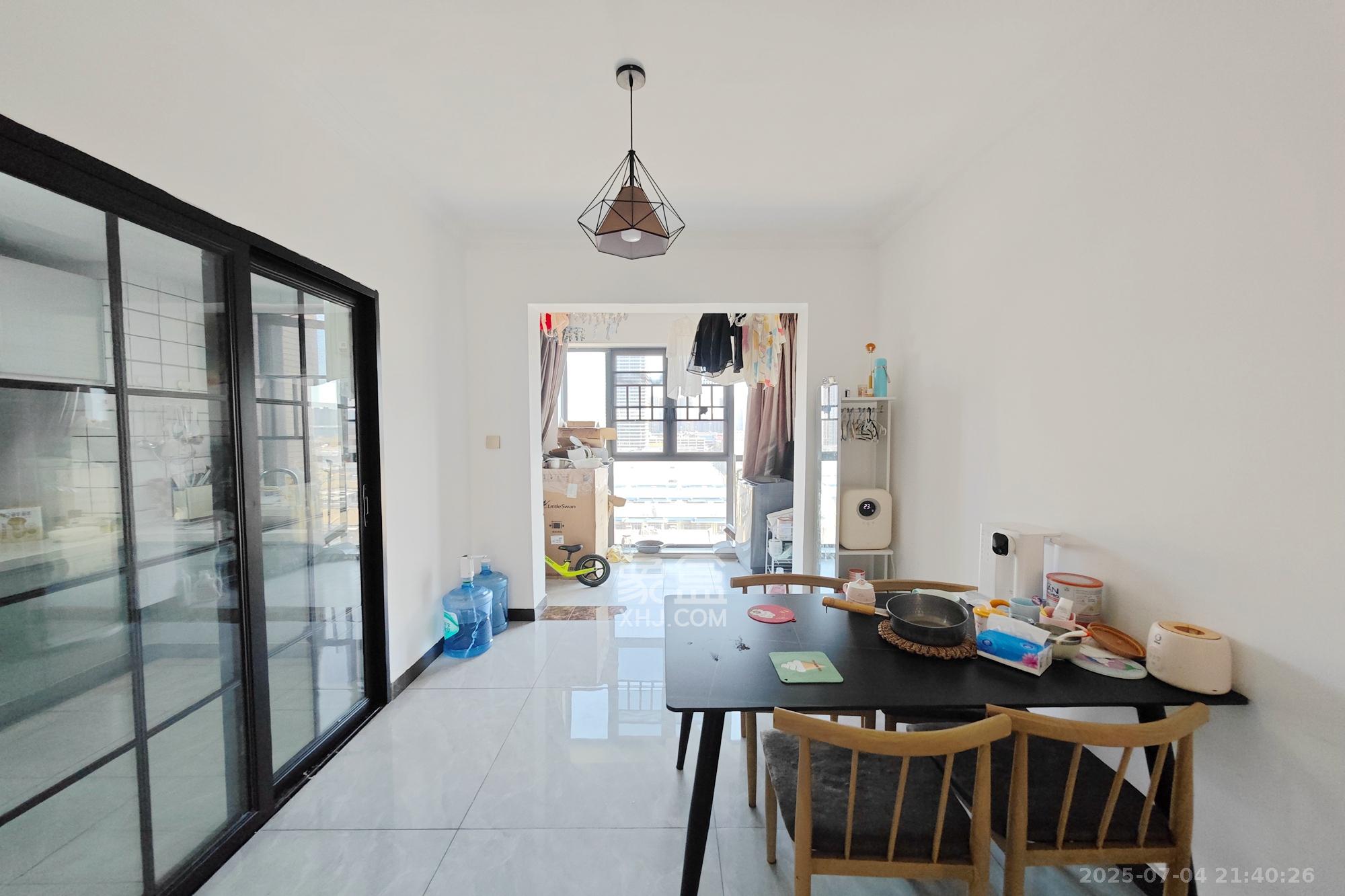 新城新世界四期柏樾  3室2厅2卫    125.8万客厅