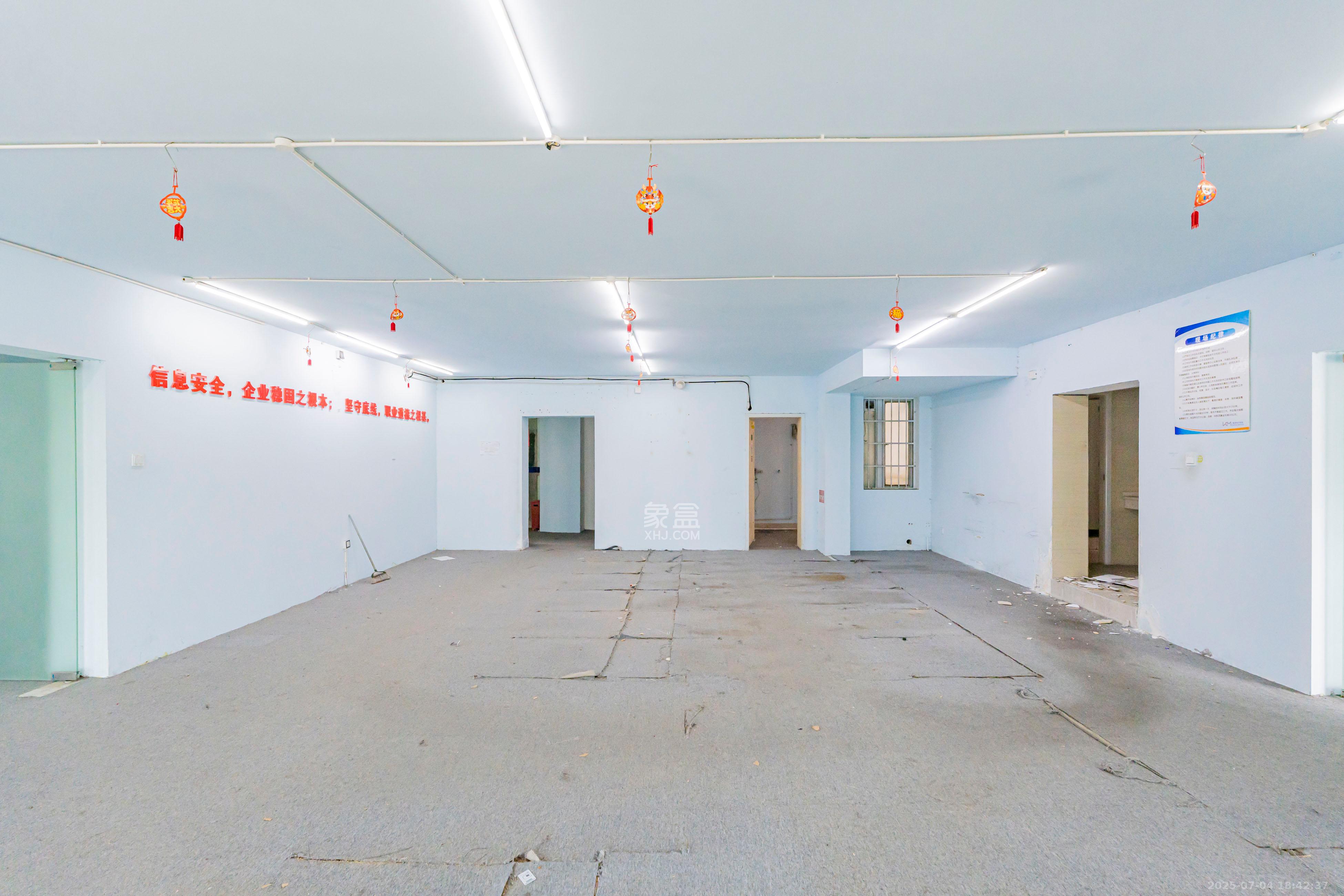 湖南财富中心 4室2厅1卫 82.0万 湖南财富中心 4室2厅1卫 82.0万客厅