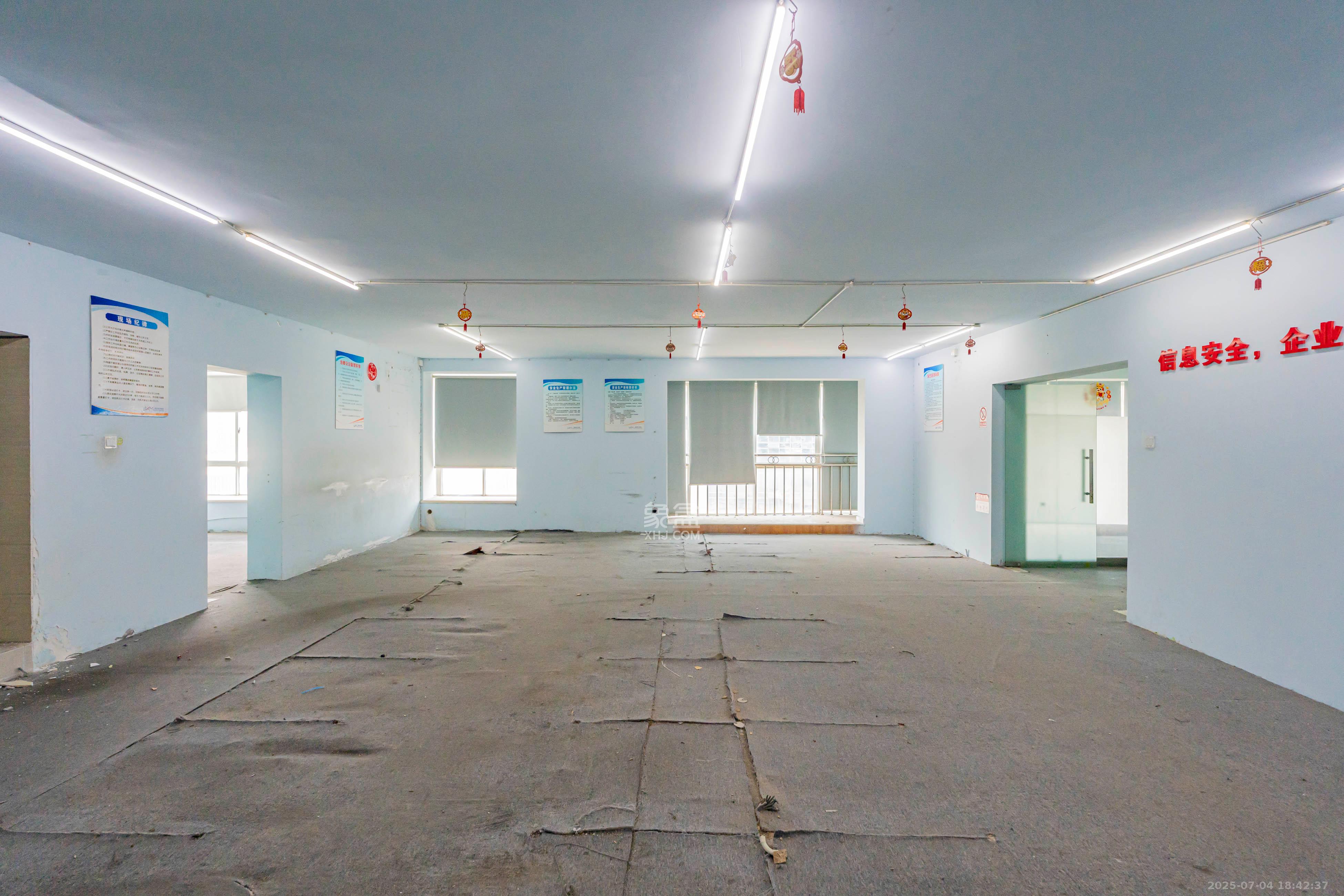 湖南财富中心 4室2厅1卫 82.0万 湖南财富中心 4室2厅1卫 82.0万客厅