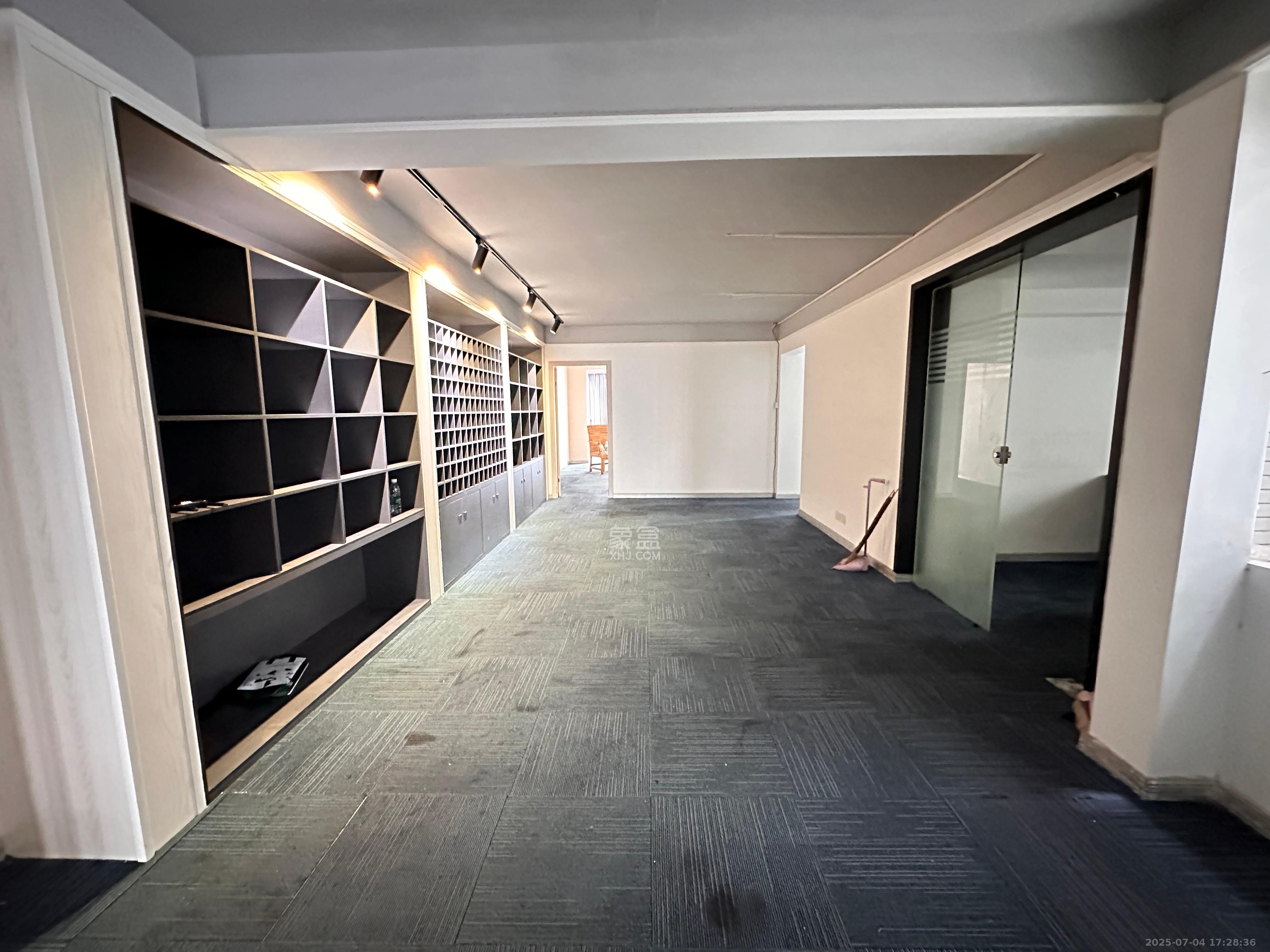 高桥现代商贸城  3室2厅1卫    3800.0元/月 高桥现代商贸城  3室2厅1卫    3800.0元/月室内图